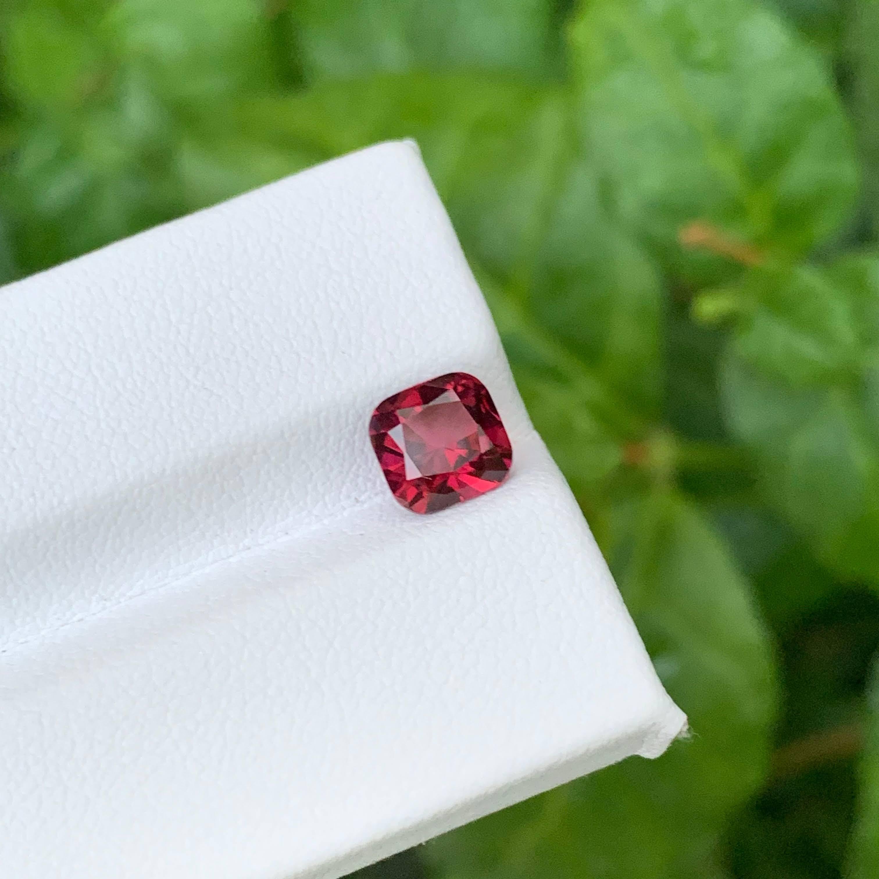 Moderno 1,75 carati di granato rosso sfuso Nature Fancy Cushion Cut Gemma africana in vendita