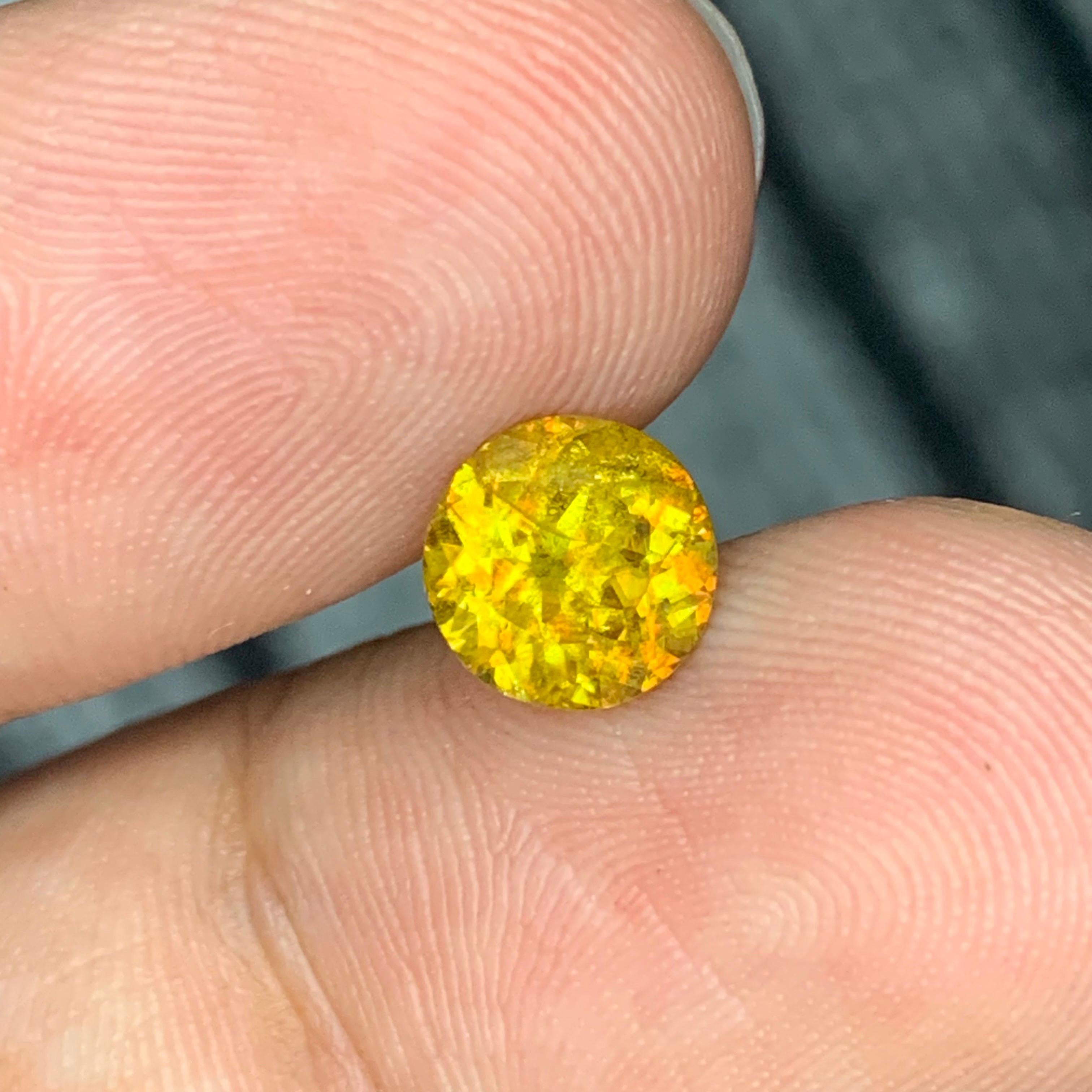 1,75 Karat natürlicher loser Sphene/Titanit runde Form Edelstein im Zustand „Neu“ im Angebot in Peshawar, PK