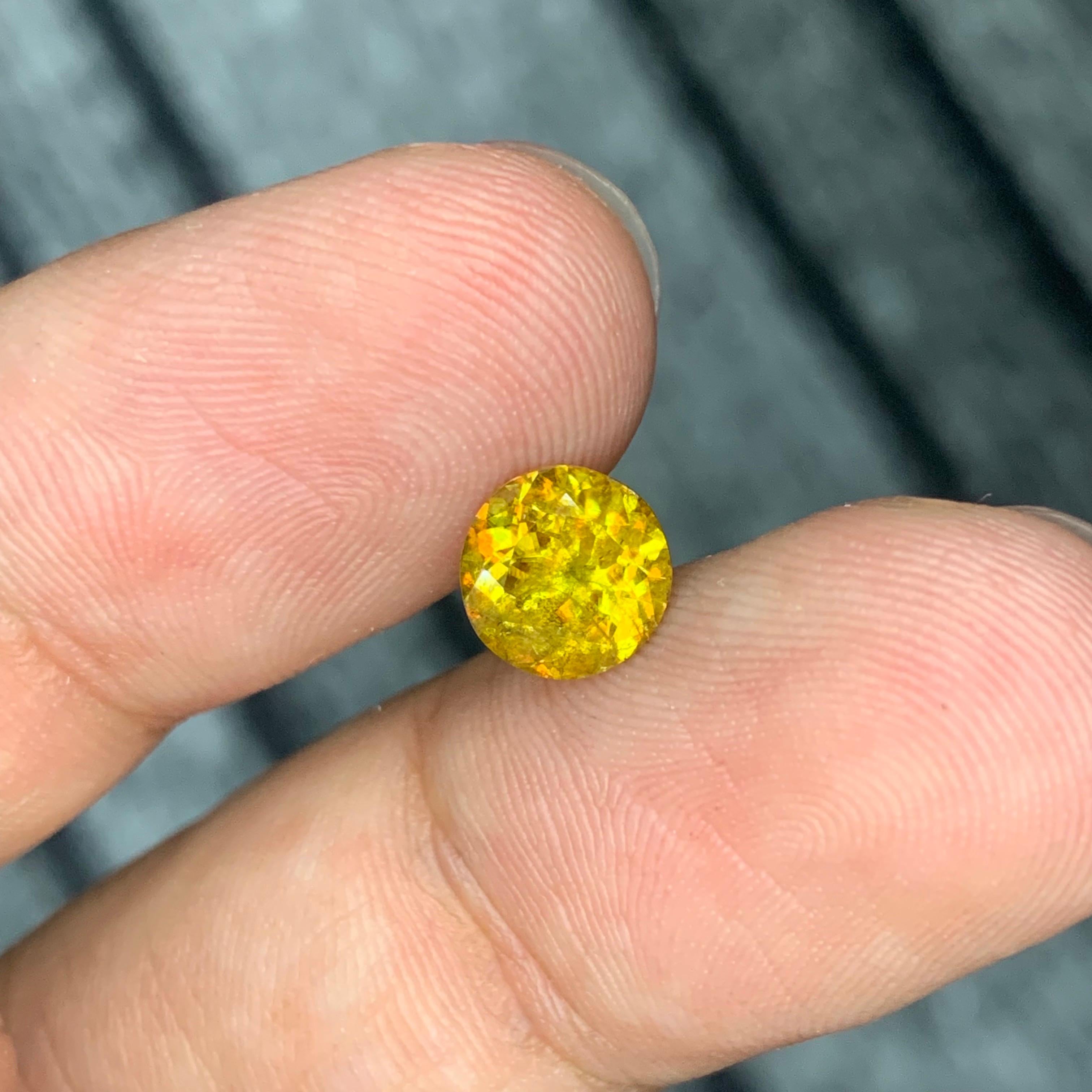 1,75 Karat natürlicher loser Sphene/Titanit runde Form Edelstein im Angebot 3