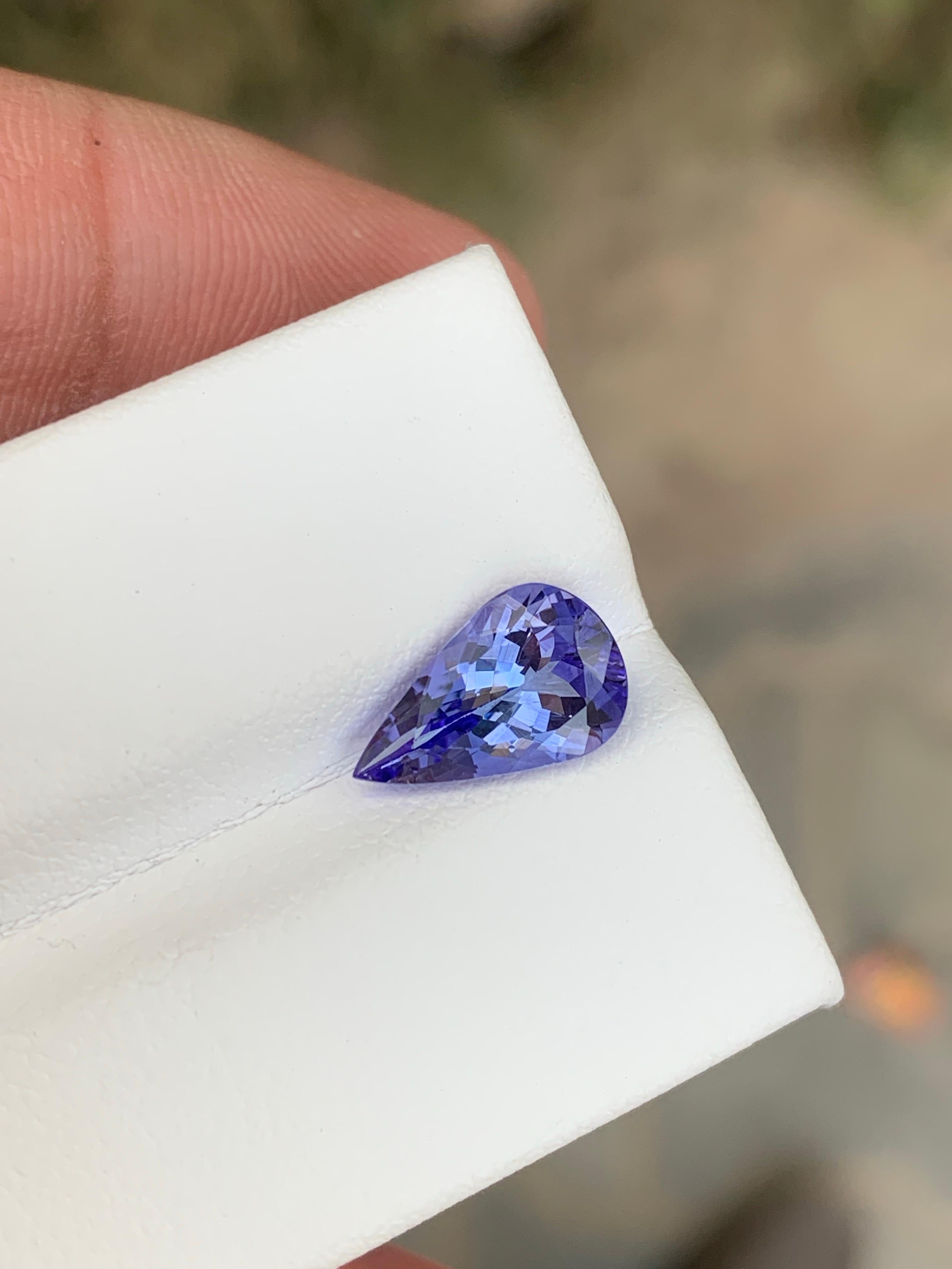 Tanzanite sfaccettata

Peso: 1,75 carati
Dimensioni: 11,1 x 6,9 x 4,3 mm
Forma: A pera
Colore: blu 
Certificato: Su richiesta
.
Durezza. La tanzanite è una pietra leggermente morbida rispetto all'ametista. Se misurata sulla Scala Mohs, la sua