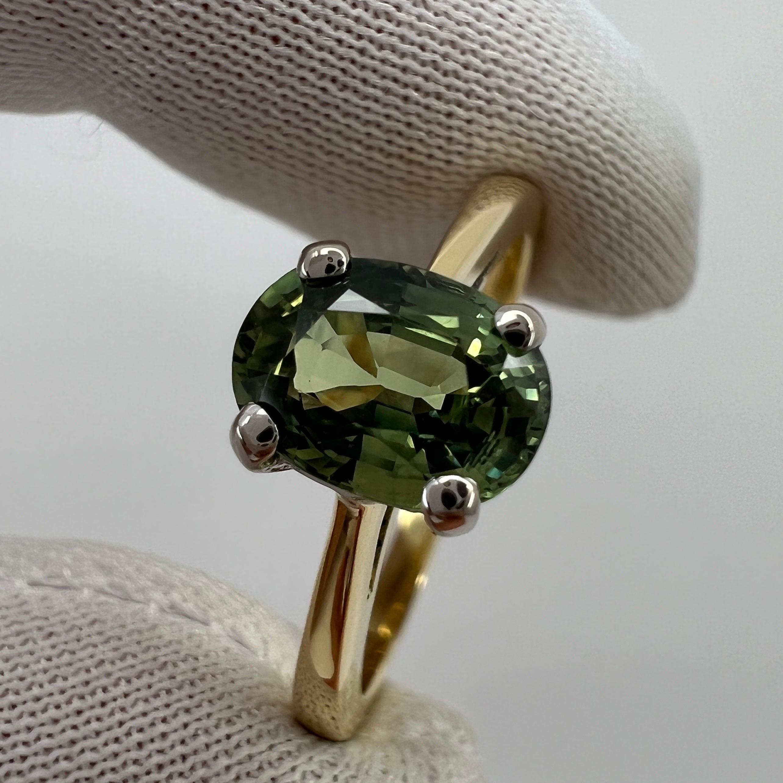 Natürlicher lebendiger grüner Saphir Ovalschliff 18k Multi Tone Gold Solitaire Ring.

1.75 Karat Saphir mit atemberaubend lebendiger grüner Farbe und ausgezeichneter Klarheit, ein sehr sauberer Stein.

Dieser Saphir hat auch einen ausgezeichneten