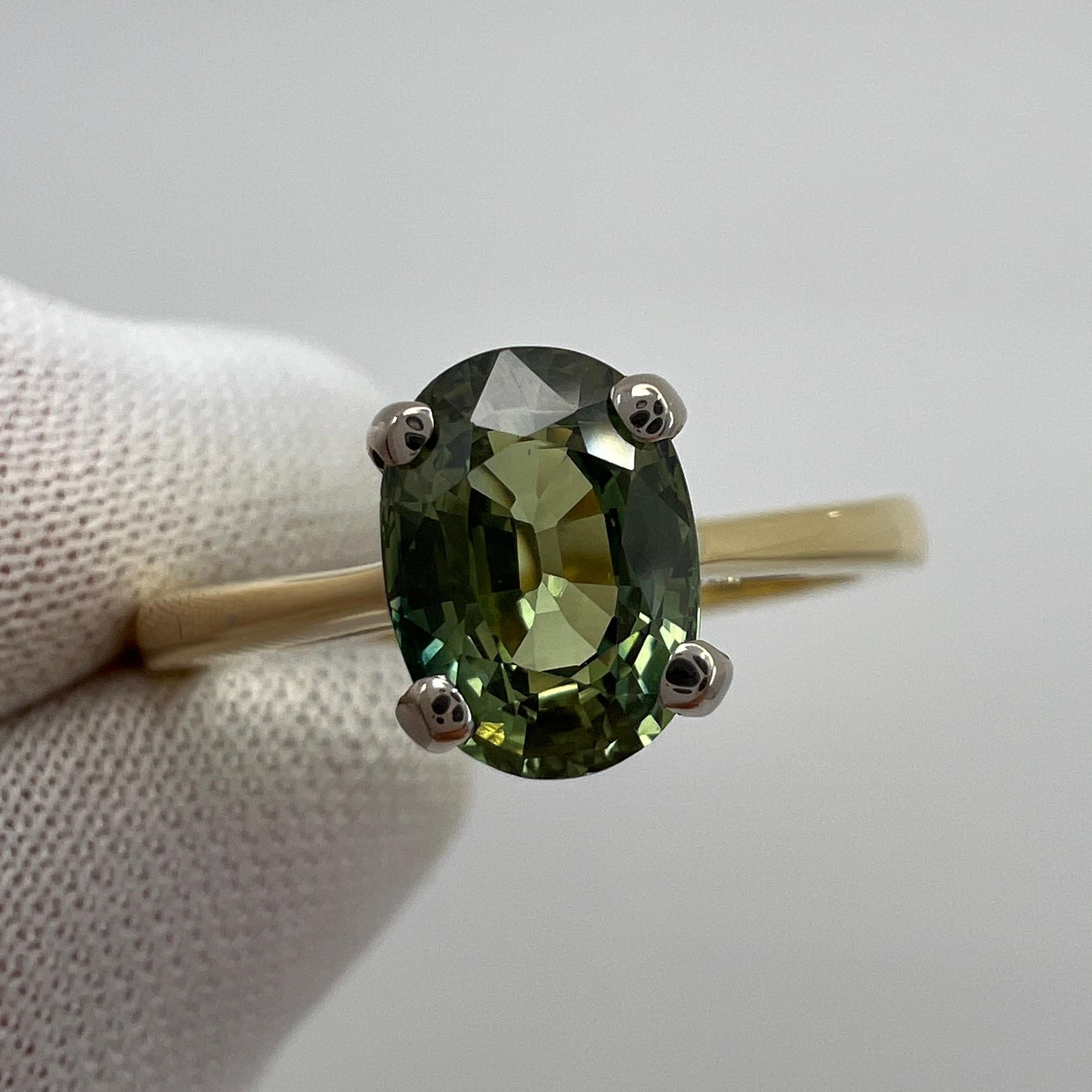 1,75 Karat natürlicher lebhaft grüner Saphir im Ovalschliff 18 Karat Gold Solitär Ring im Zustand „Neu“ in Birmingham, GB