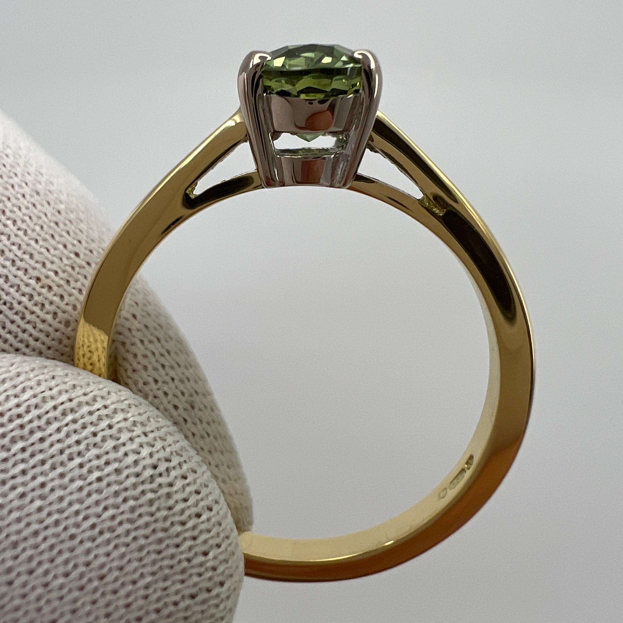 1,75 Karat natürlicher lebhaft grüner Saphir im Ovalschliff 18 Karat Gold Solitär Ring 1