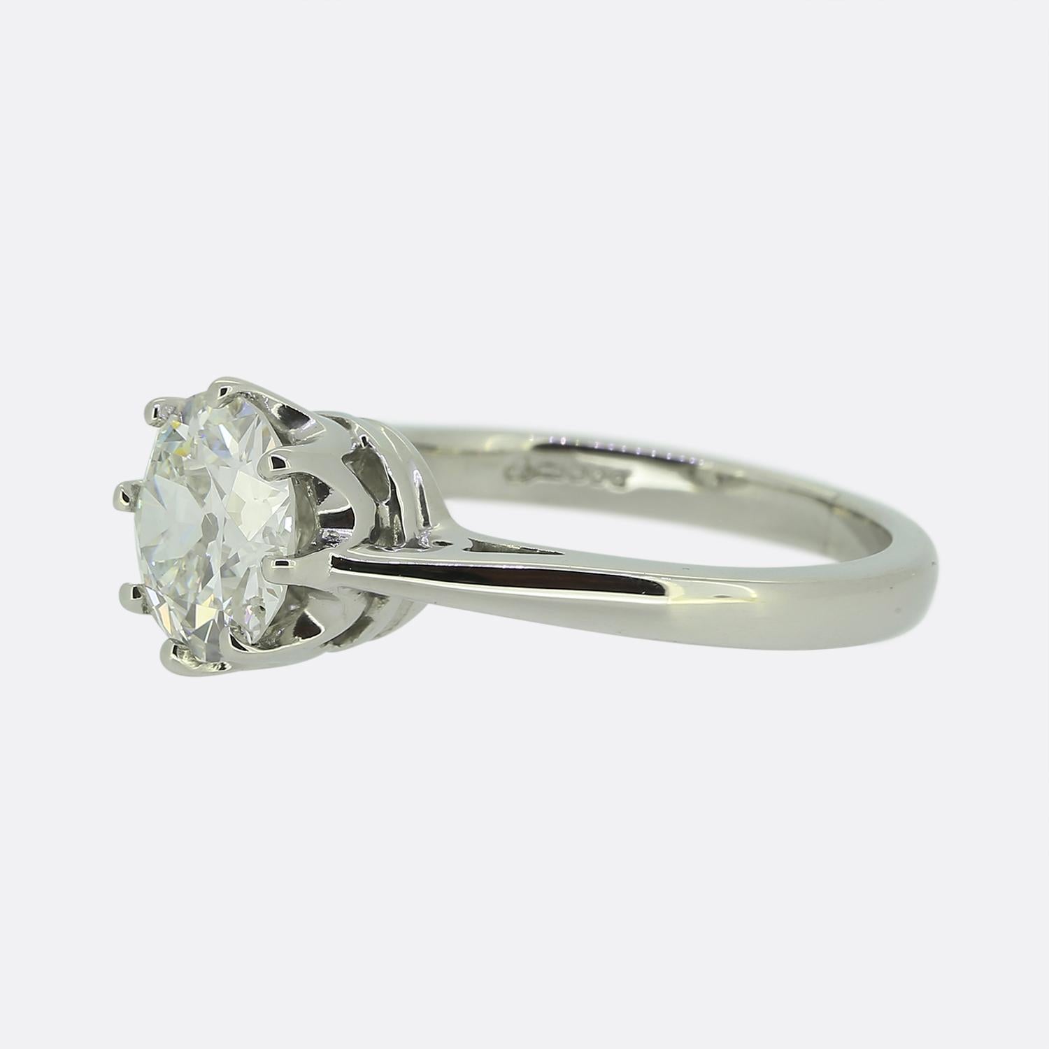 Ecco un bellissimo e classico anello di fidanzamento con diamante. Il diamante vecchio taglio europeo è inserito in una montatura in platino a 8 griffe in stile solitario. Il diamante sarebbe stato tagliato nei primi anni del 1900, ma ora si trova