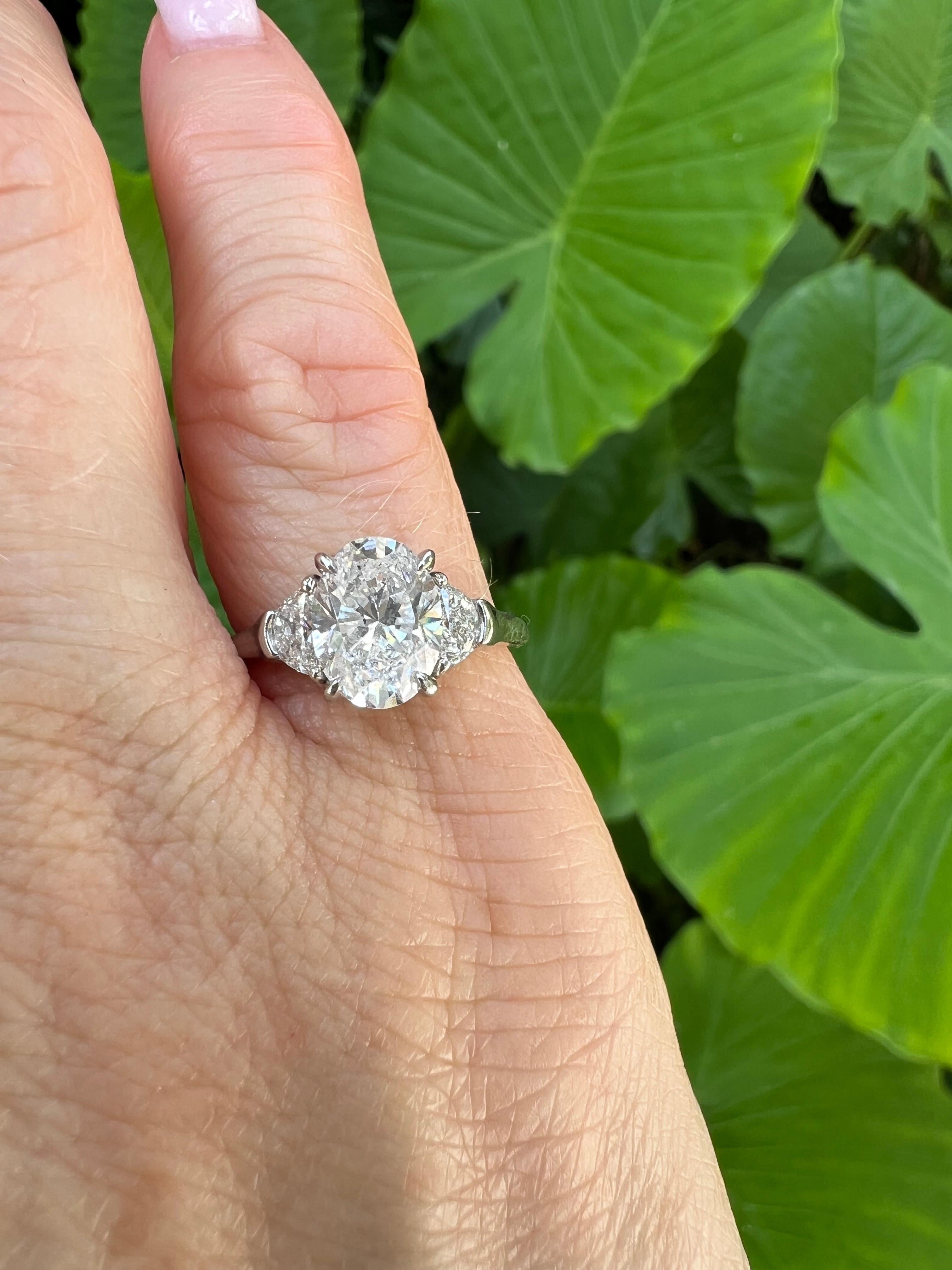 1.75 Carat Oval Brilliant-Cut Diamond Engagement Ring In Excellent Condition For Sale In Palm Beach, FL