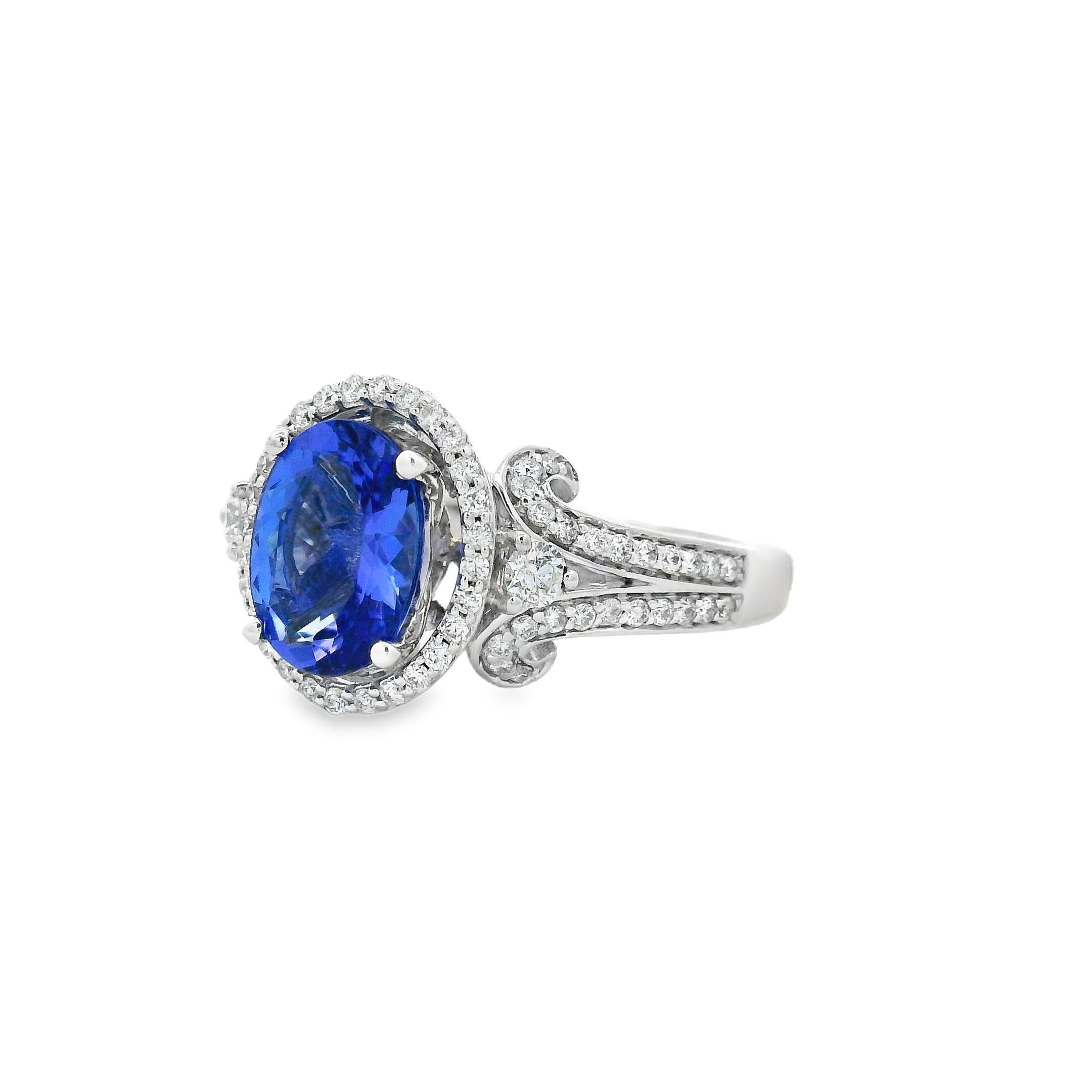 Dieser schillernde Cocktailring ist mit einem ovalen Tansanit von 1,75 Karat und einer Größe von 9x7 mm besetzt, der von einem doppelten Diamanten mit Wellenschliff umgeben ist und ein Maximum an Brillanz bietet. Das aus 14-karätigem Weißgold