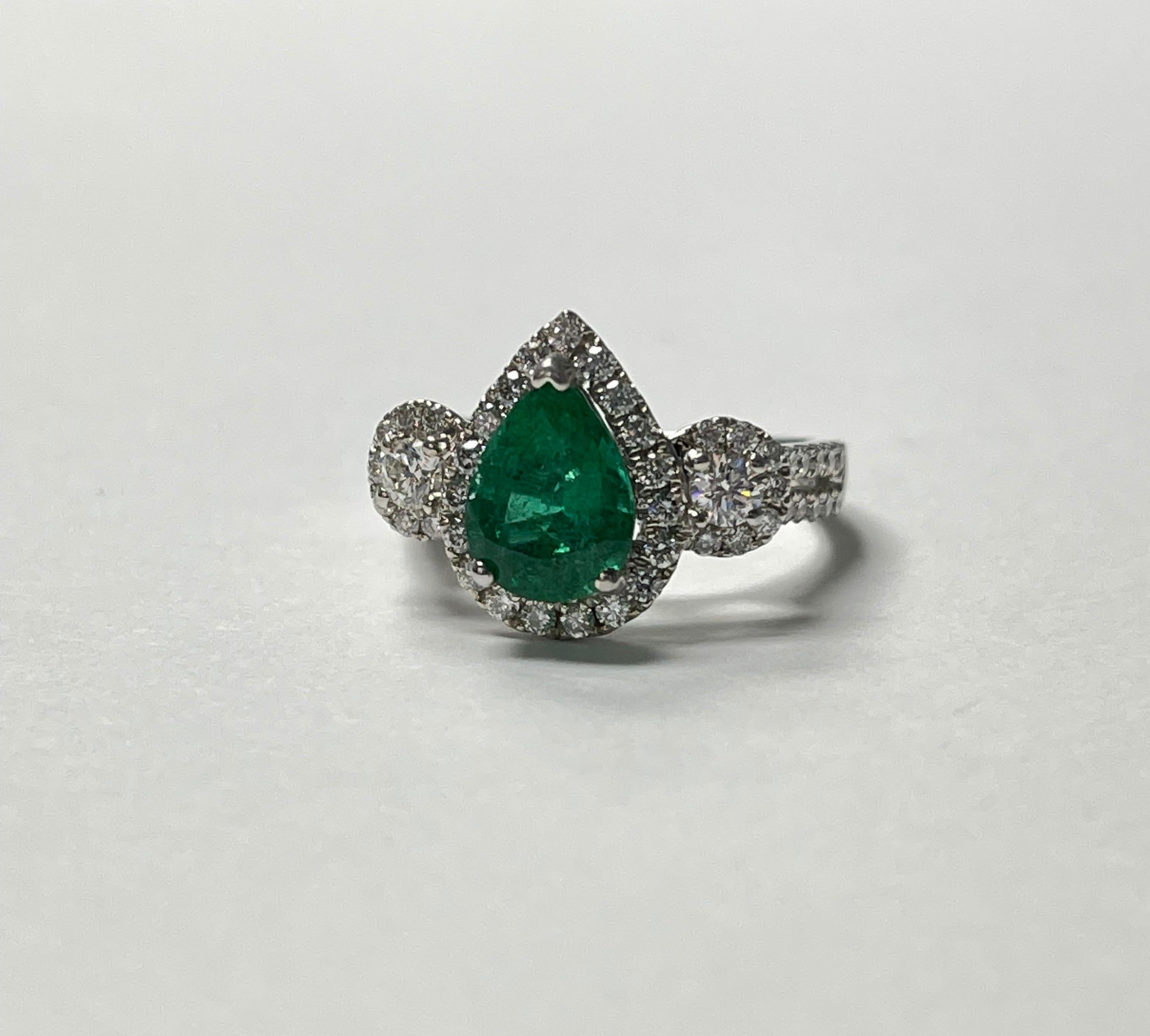 1.75 Carat Pear Shape Emerald and Diamond Ring in 18K White Gold In New Condition For Sale In New York, NY