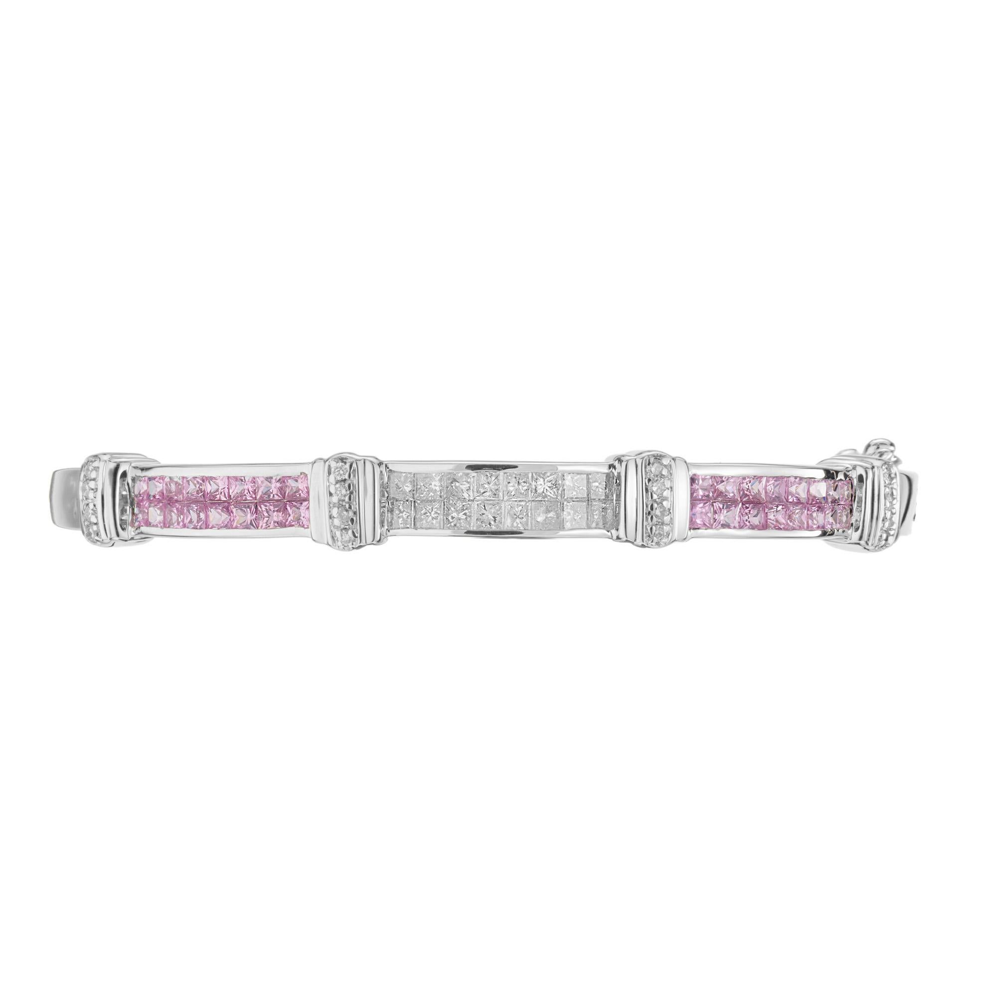 Irradia eleganza con il nostro bracciale bangle con cerniera con zaffiro rosa e diamante da 1,75 carati. Un pezzo mozzafiato che cattura senza sforzo l'essenza della raffinatezza. Ognuno dei 32 zaffiri rosa taglio princess brilla di una tonalità
