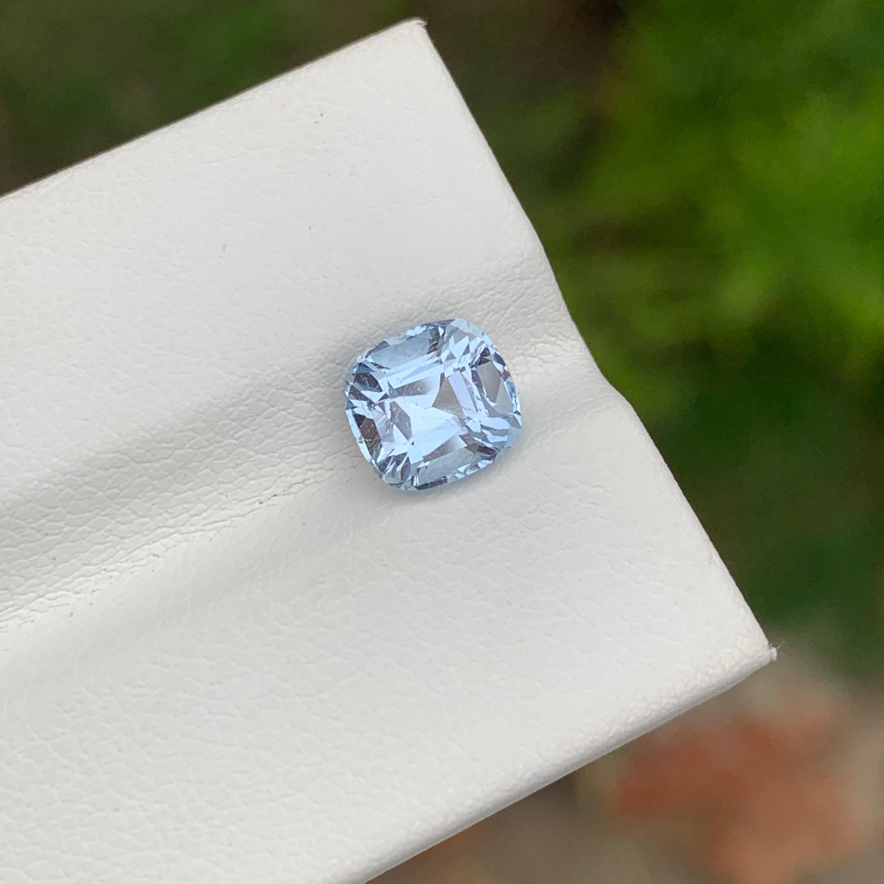 Facettierter Goshenit
Gewicht: 1,75 Karat
Abmessung: 7.4 x 7 x 5.5 Mm
Herkunft: Pakistan
Die Form: Kissen
Farbe: Hellblau
Zertifikat; auf Kundenwunsch
.
Der Goshenit, ein fesselnder und ursprünglicher Edelstein, gehört zur Mineralienfamilie der