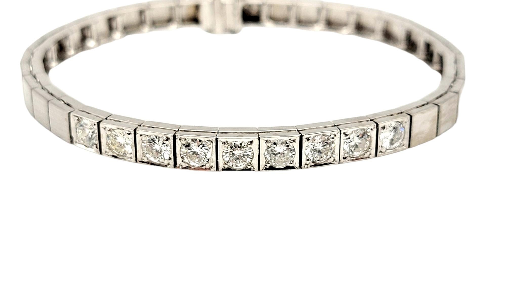 Bracelet moderne élégant et étonnant à maillons en diamant avec une finition en or blanc brossé. Cette pièce à la fois simple et élégante peut être portée avec une tenue habillée ou non et avec presque tout.

Métal : or blanc 14 carats
Poids total