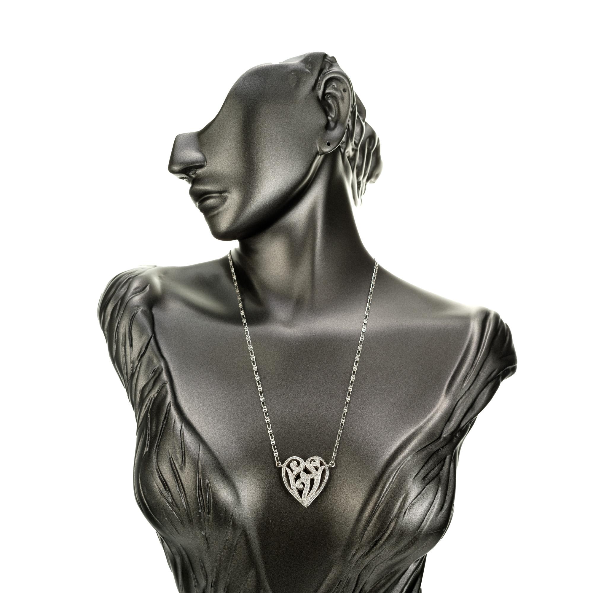 Collier à pendentif cœur soufflé en or blanc avec diamants ronds de 1,75 carat  Pour femmes en vente