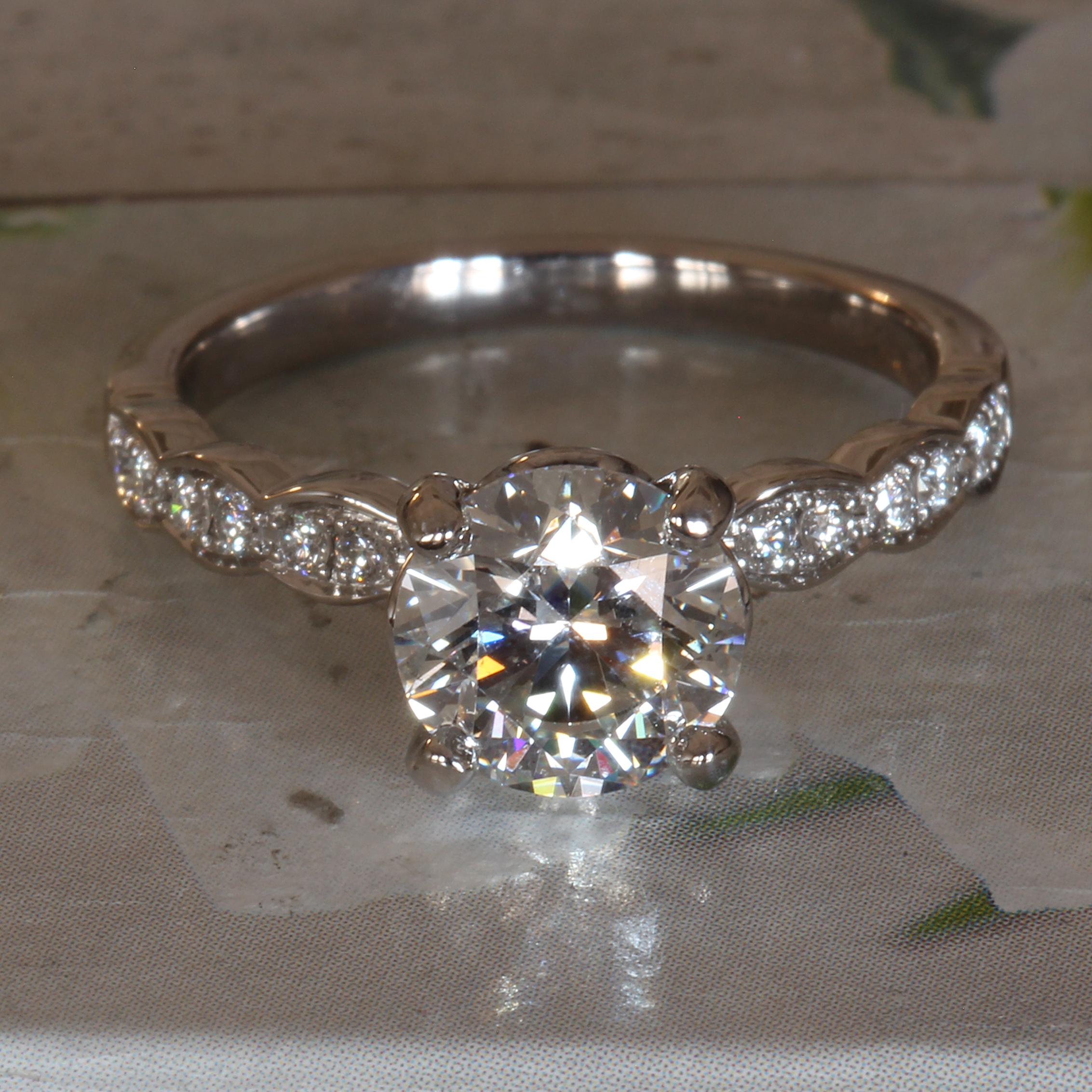 BB1.8HOF

Der Ring wird auf Bestellung angefertigt und kann auch ohne den Mittelstein gekauft werden. Ich kann einen anderen Mittelstein liefern, der Ihrem Budget entspricht, wenn es höher oder niedriger ist.
Wenn der Ring bereits verkauft ist, wird