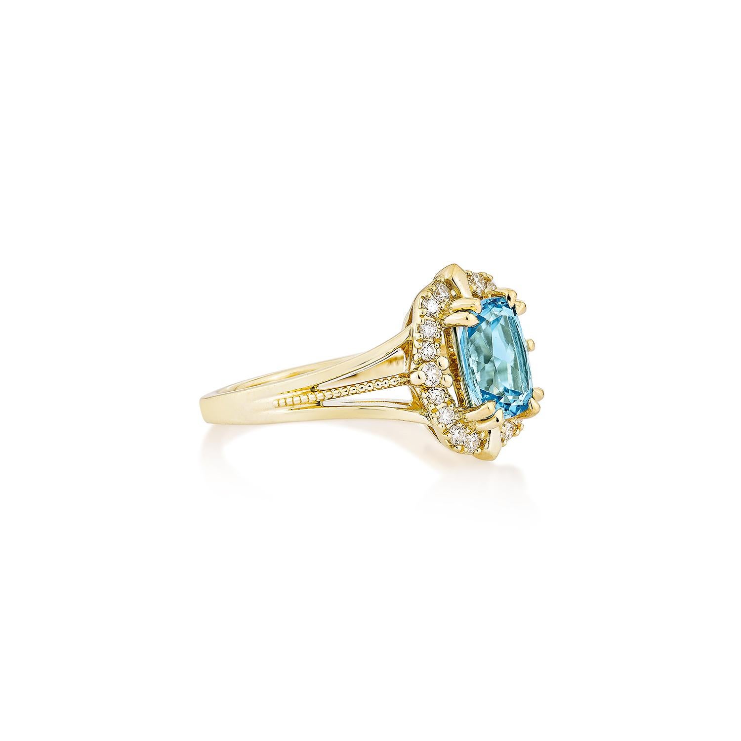 Präsentiert Ein schöner Schweizer Blautopas Fancy Ring ist perfekt für Menschen, die Qualität zu schätzen wissen und ihn zu jeder Gelegenheit oder Feier tragen möchten. Der Ring aus Gelbgold mit Schweizer Blautopas und Diamant bietet ein klassisches