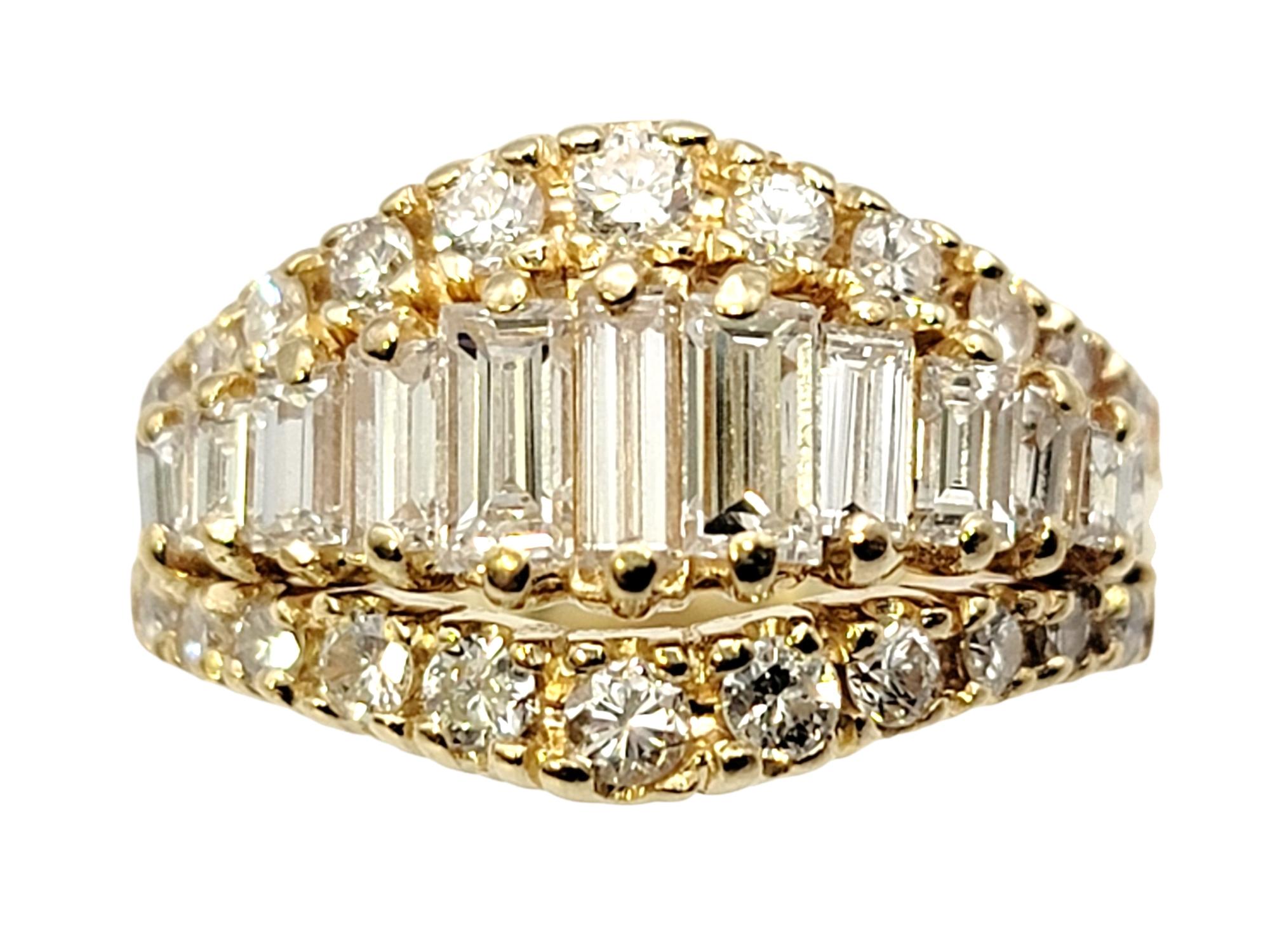 Ringgröße: 6.25

Glitzernder, mehrreihiger, sich verjüngender Diamantring, gefüllt mit eisweißen Baguette- und runden Diamanten. Das elegante, dicht aneinander gereihte, abgestufte Design lässt die Natursteine im Licht wunderschön schimmern und