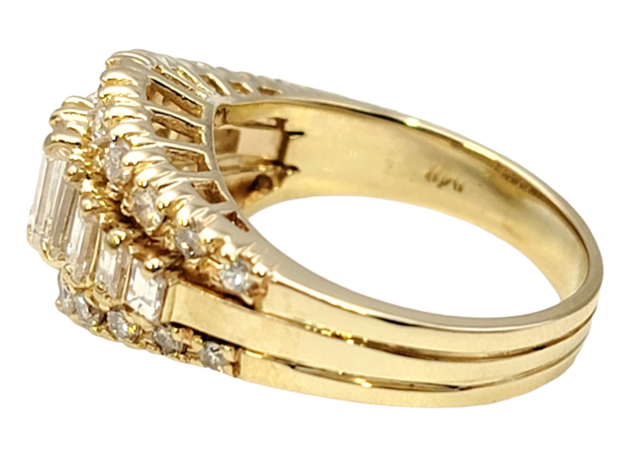 1,75 Karat Gesamt Baguette und runder Diamant 3 Row Band Ring 18 Karat Gelbgold im Zustand „Gut“ in Scottsdale, AZ