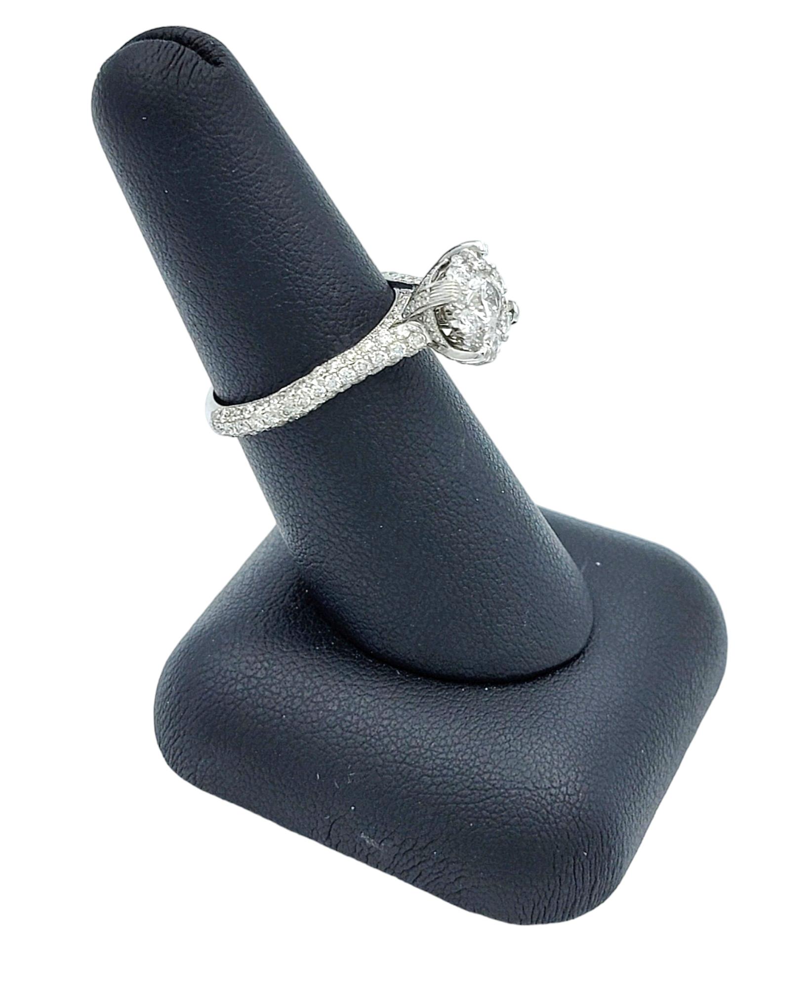 Bague de fiançailles en or blanc 14 carats avec halo de diamants ronds de 1,75 carat au total en vente 4