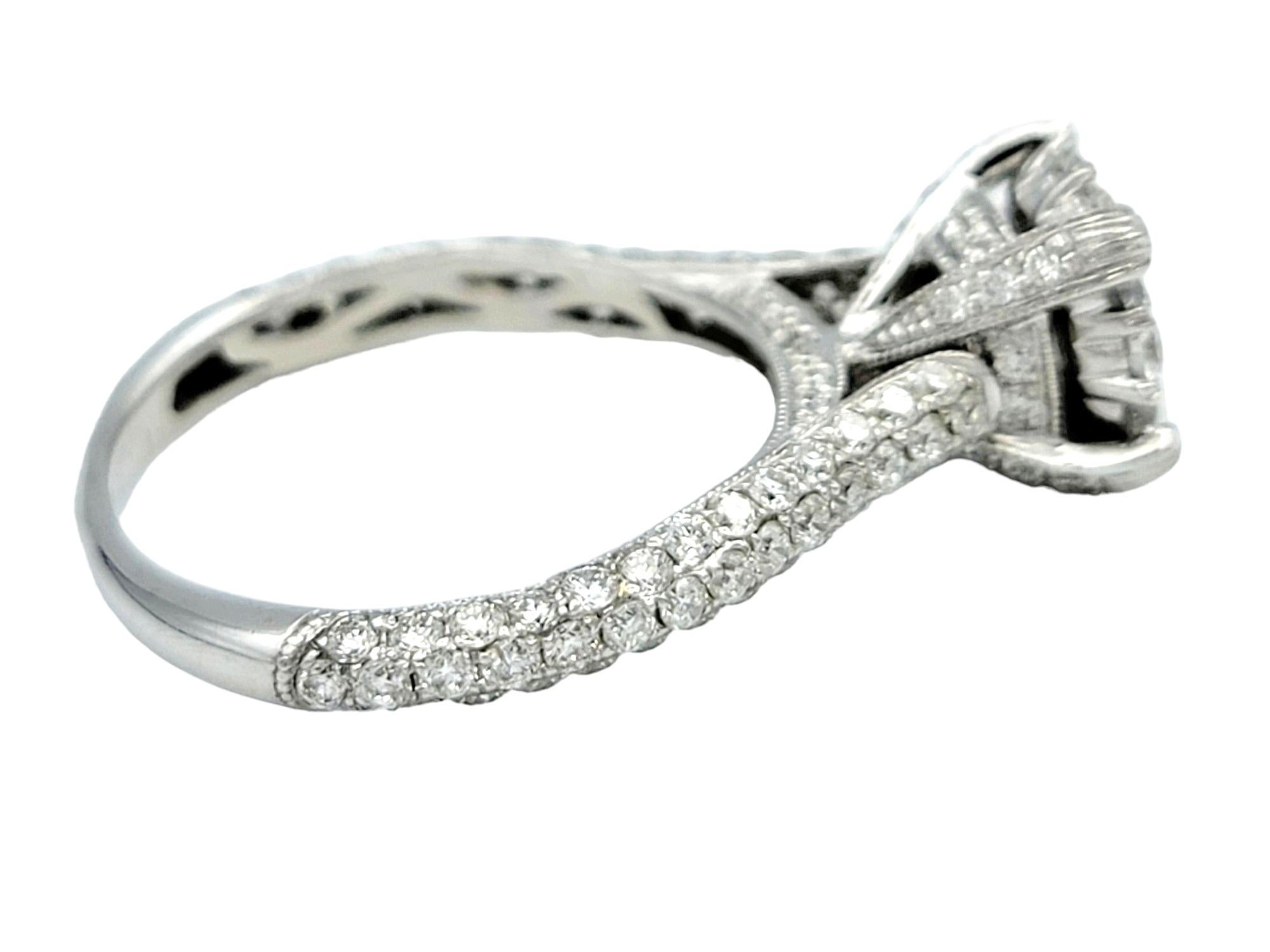 Bague de fiançailles en or blanc 14 carats avec halo de diamants ronds de 1,75 carat au total Bon état - En vente à Scottsdale, AZ