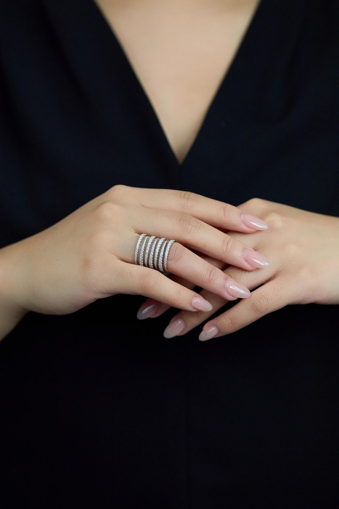 1,75 Karat dreifach gewirbelter Diamant-Mode-Ring aus Weißgold (Rundschliff) im Angebot