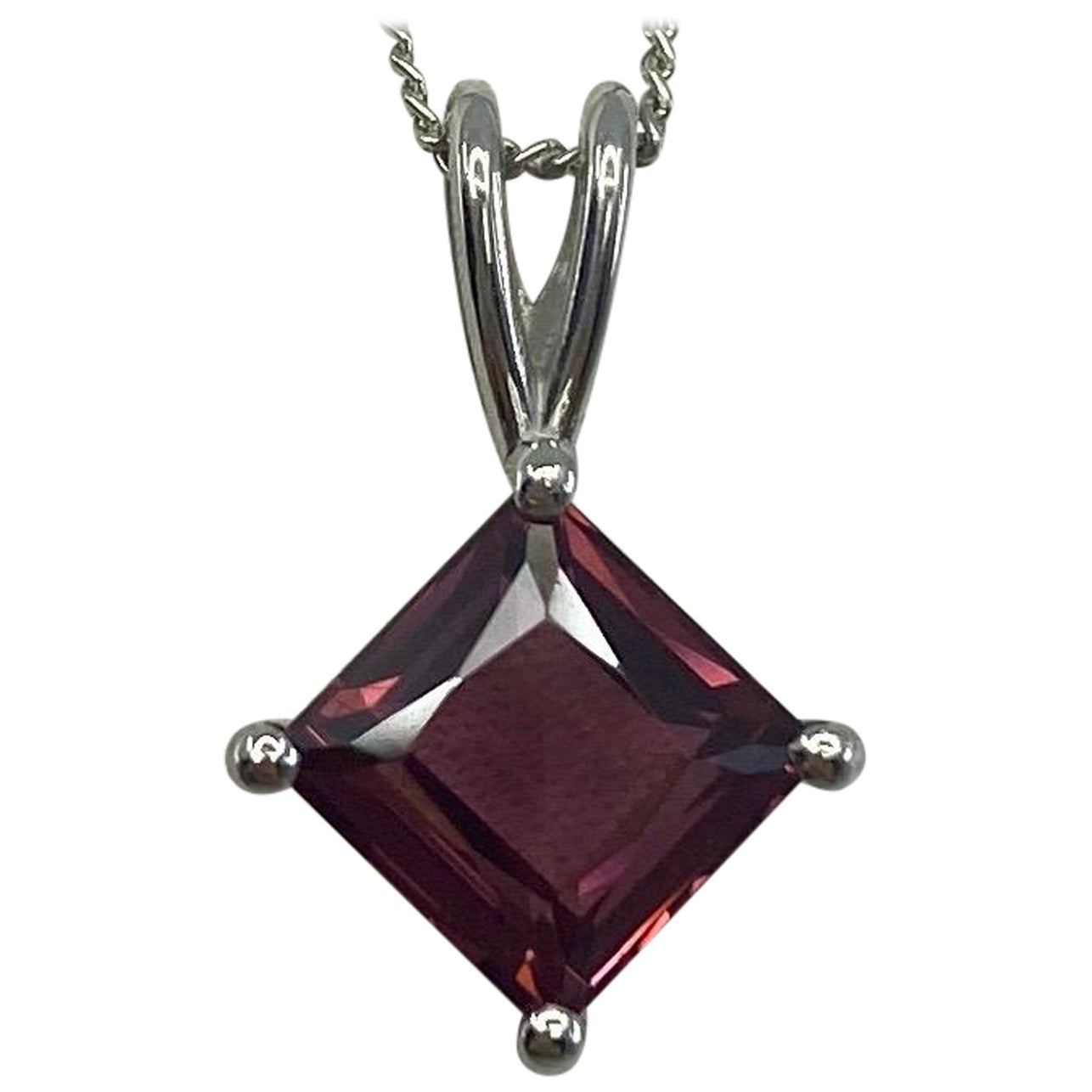 Collana con ciondolo in platino 950 da 1,75 carati di granato rodolite viola e rosa vivo in vendita