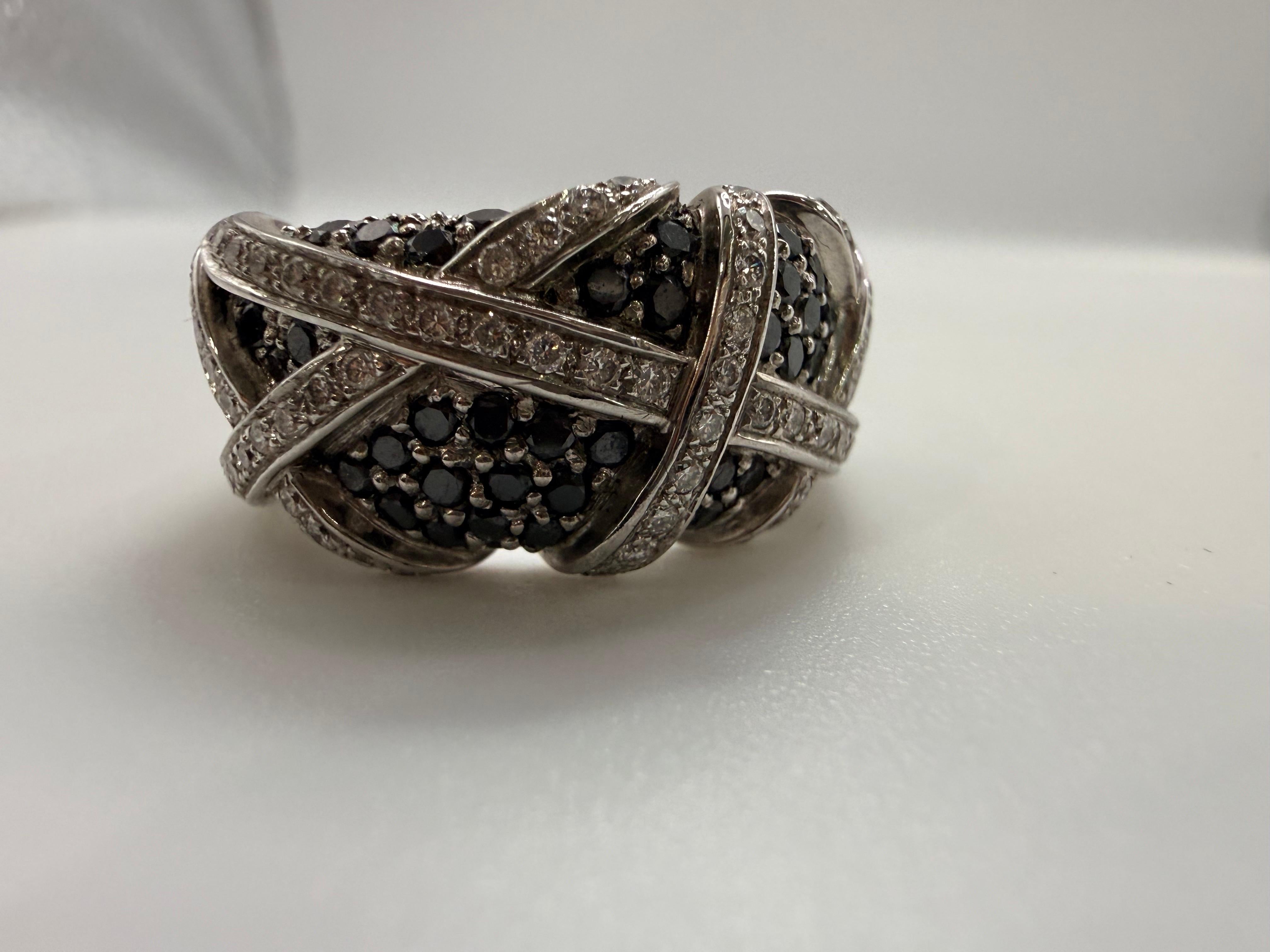 Anello di moda realizzato con diamanti naturali bianchi e neri in oro 18Kt. Taglia 7 e può essere ridimensionata. I diamanti hanno un totale di 1,75 carati e sono di purezza Si e di colore F-G.

**Tutti gli oggetti lasciano la nostra sede con un