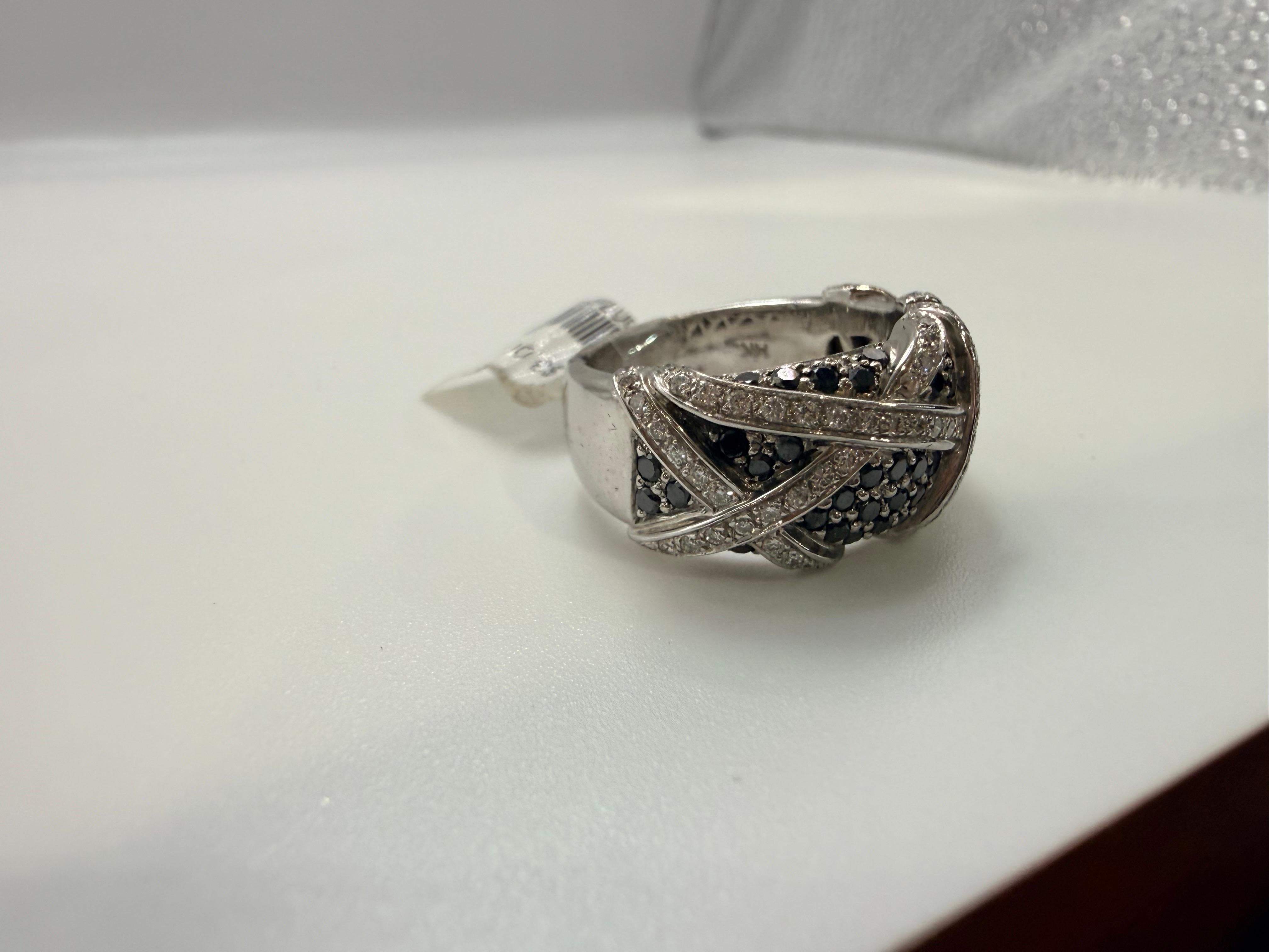 Taglio brillante Anello con diamante bianco e nero da 1,75 carati in oro 18KT in vendita