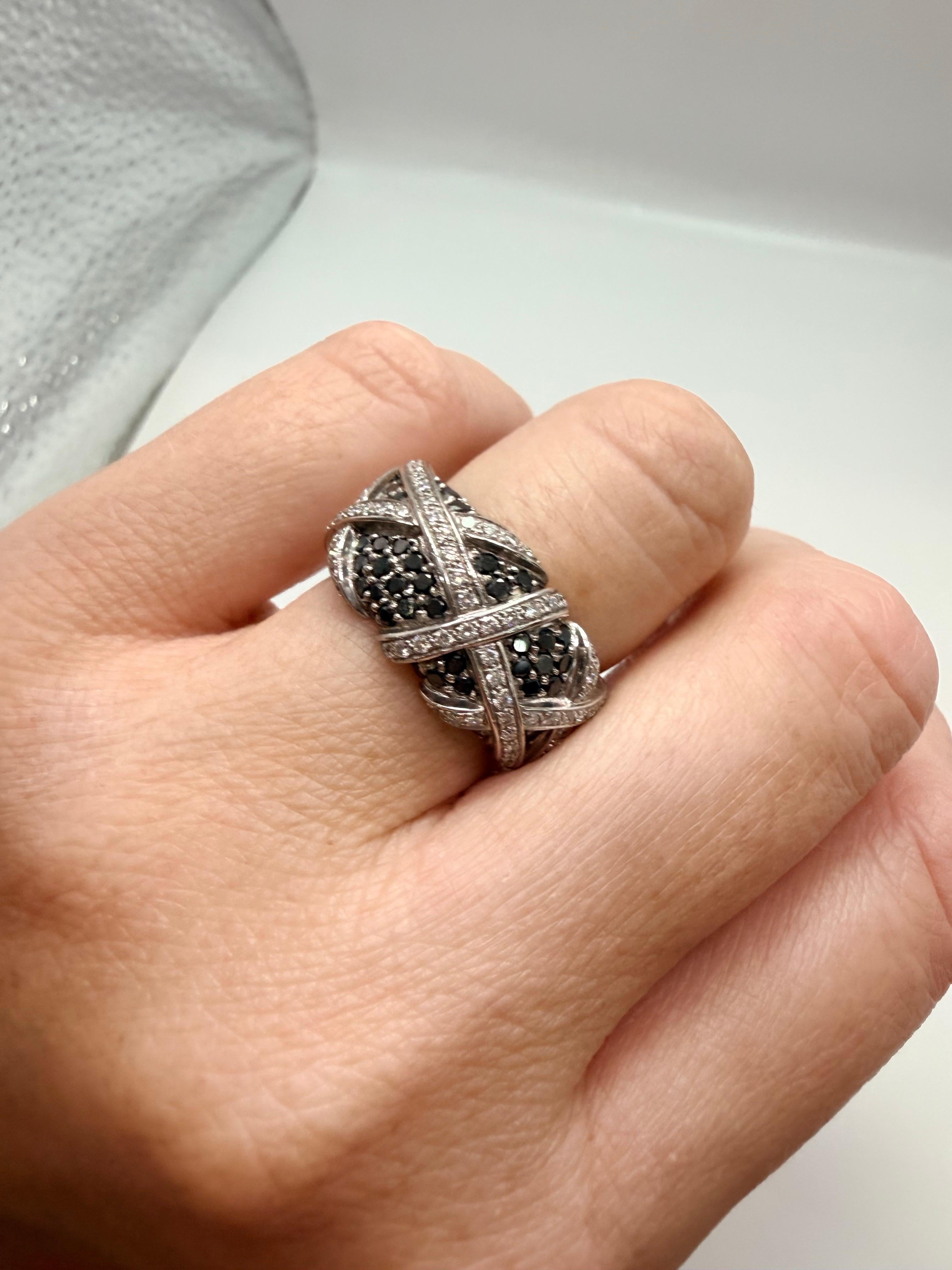 Anello con diamante bianco e nero da 1,75 carati in oro 18KT In condizioni Nuovo in vendita a Boca Raton, FL