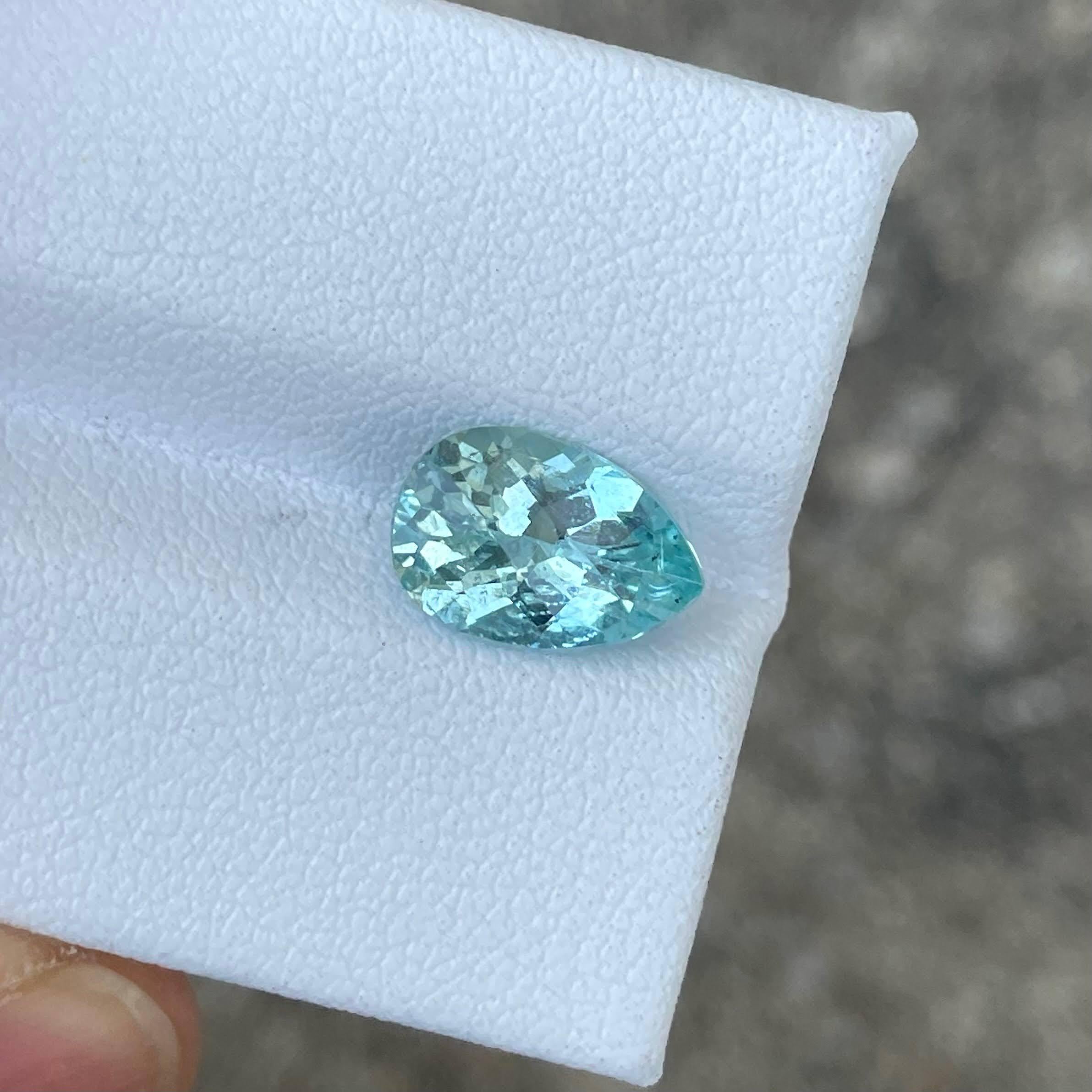 Peso 1,75 quilates 
Dimensiones 10,5x7,1x4,7 mm
Tratamiento ninguno 
Origen África 
Claridad VS
Forma de pera 
Corte Facetado 


Esta impresionante gema de aguamarina azul talla pera de 1,75 quilates muestra un delicado tono azul oceánico que