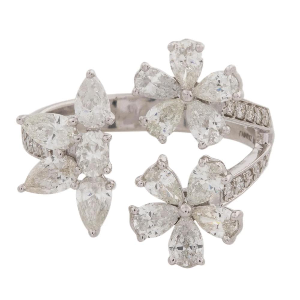 Brilliant Cut 1.75 Carats Diamond Flower Ring in 14k Gold For Sale