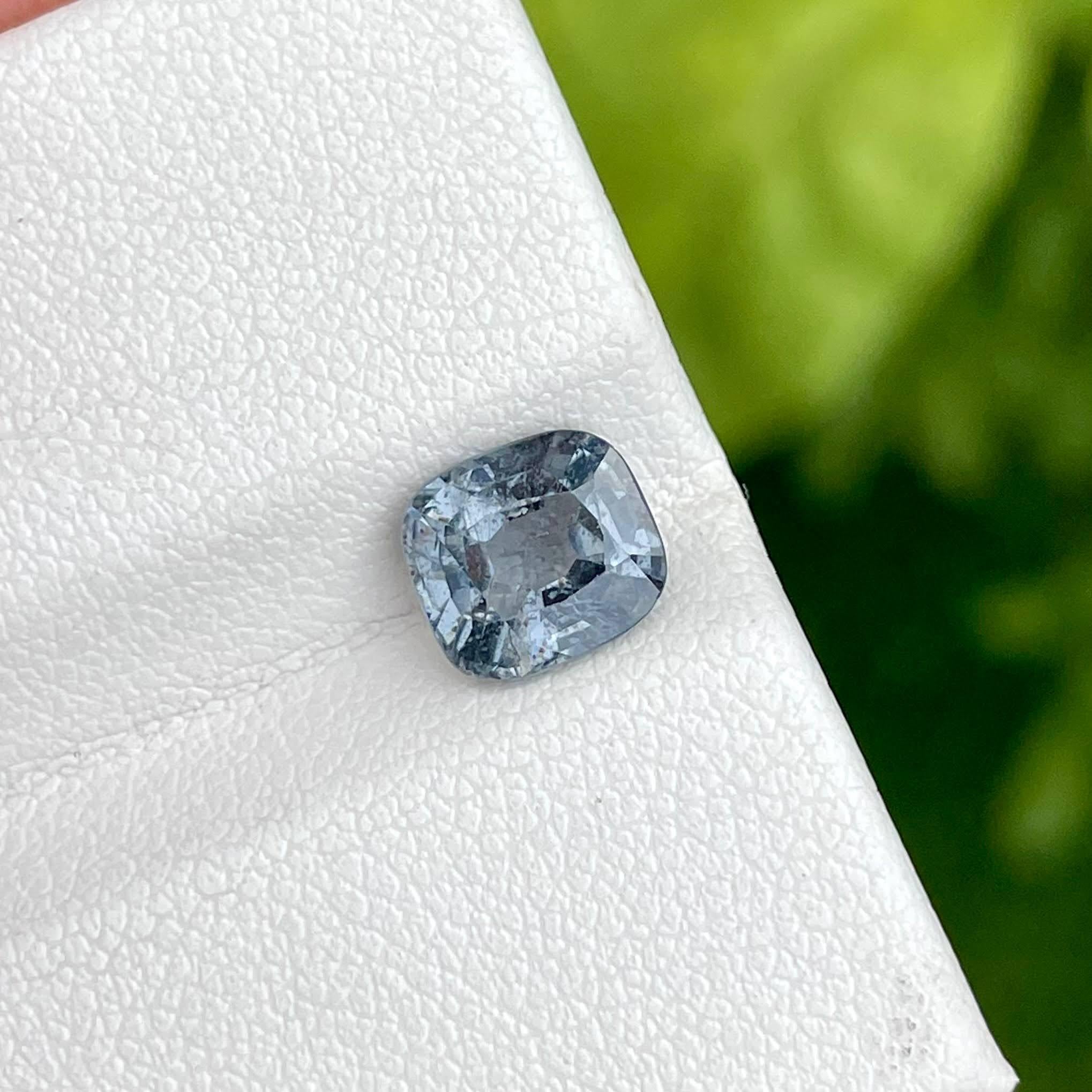 Poids 1,75 carats 
Dimensions 7,5x6,9x4,1 mm
Traitement aucun 
Origine Birmanie 
Clarity SI
Coussin de forme 
Coussin de coupe 




Ce superbe spinelle gris de Birmanie de 1,75 carats est une pierre précieuse naturelle d'une beauté et d'une rareté