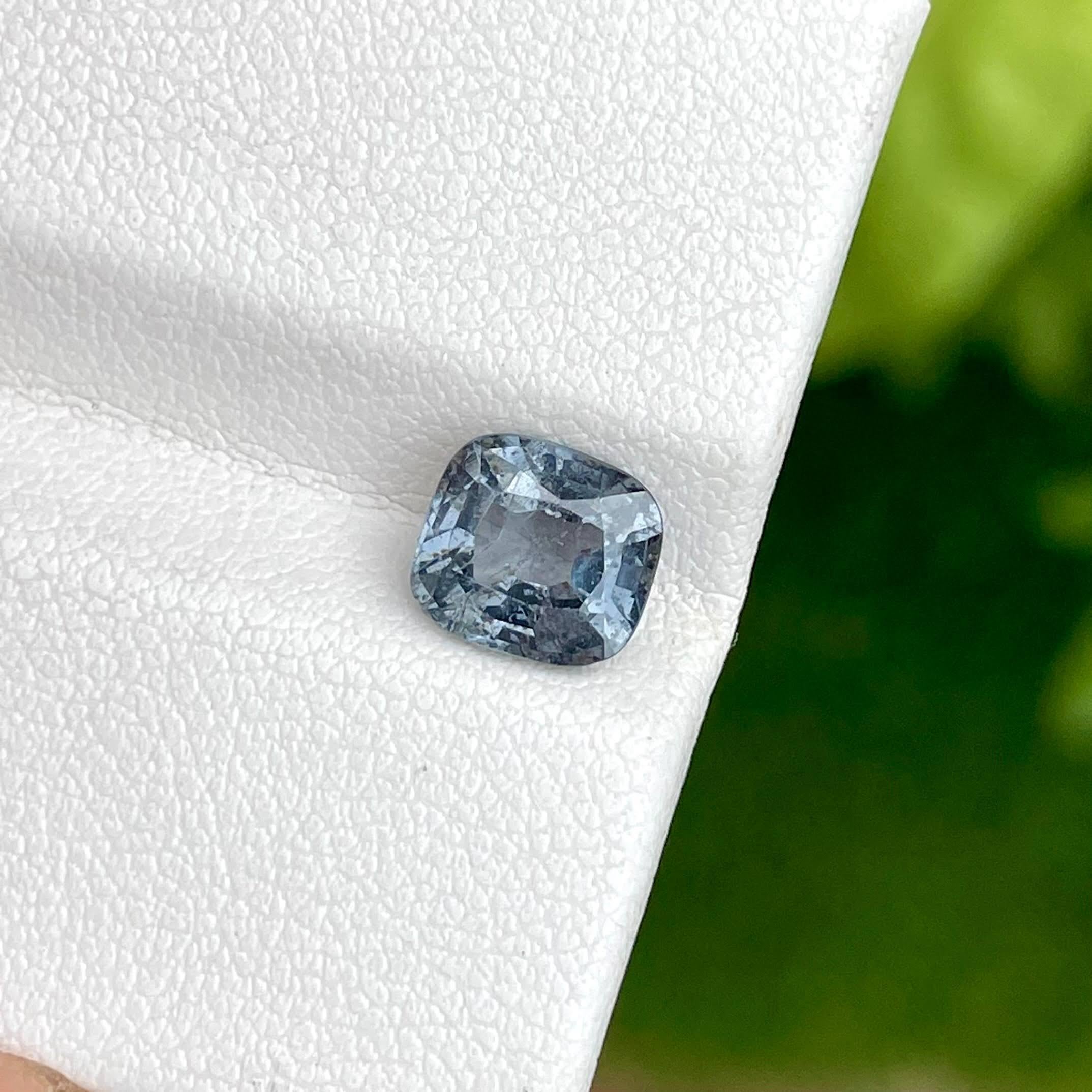 Taille coussin Pierre précieuse naturelle de spinelle birmane non sertie grise taille coussin de 1,75 carat en vente