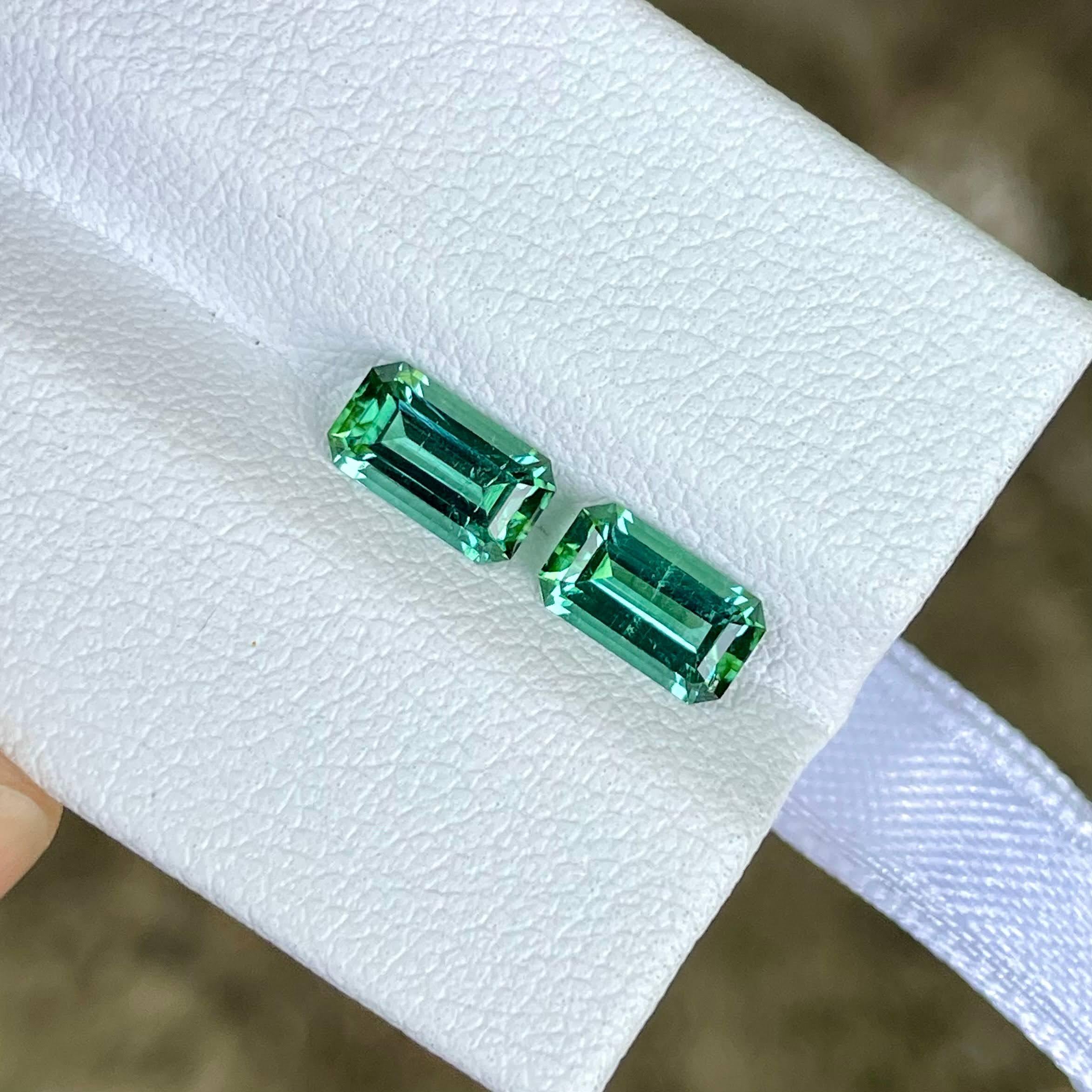 Moderne Paire de tourmalines vert menthe taille émeraude afghane de 1,75 carat en vente