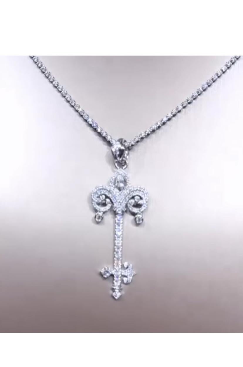 Un esclusivo ciondolo con diamanti, dal design particolare, dallo stile elegante e raffinato.
Splendido pendente in oro 18 carati con diamanti Nature, taglio rotondo brillante, di 1,75 carati, 
Colore F-G, purezza VS, molto brillante.
Realizzato a