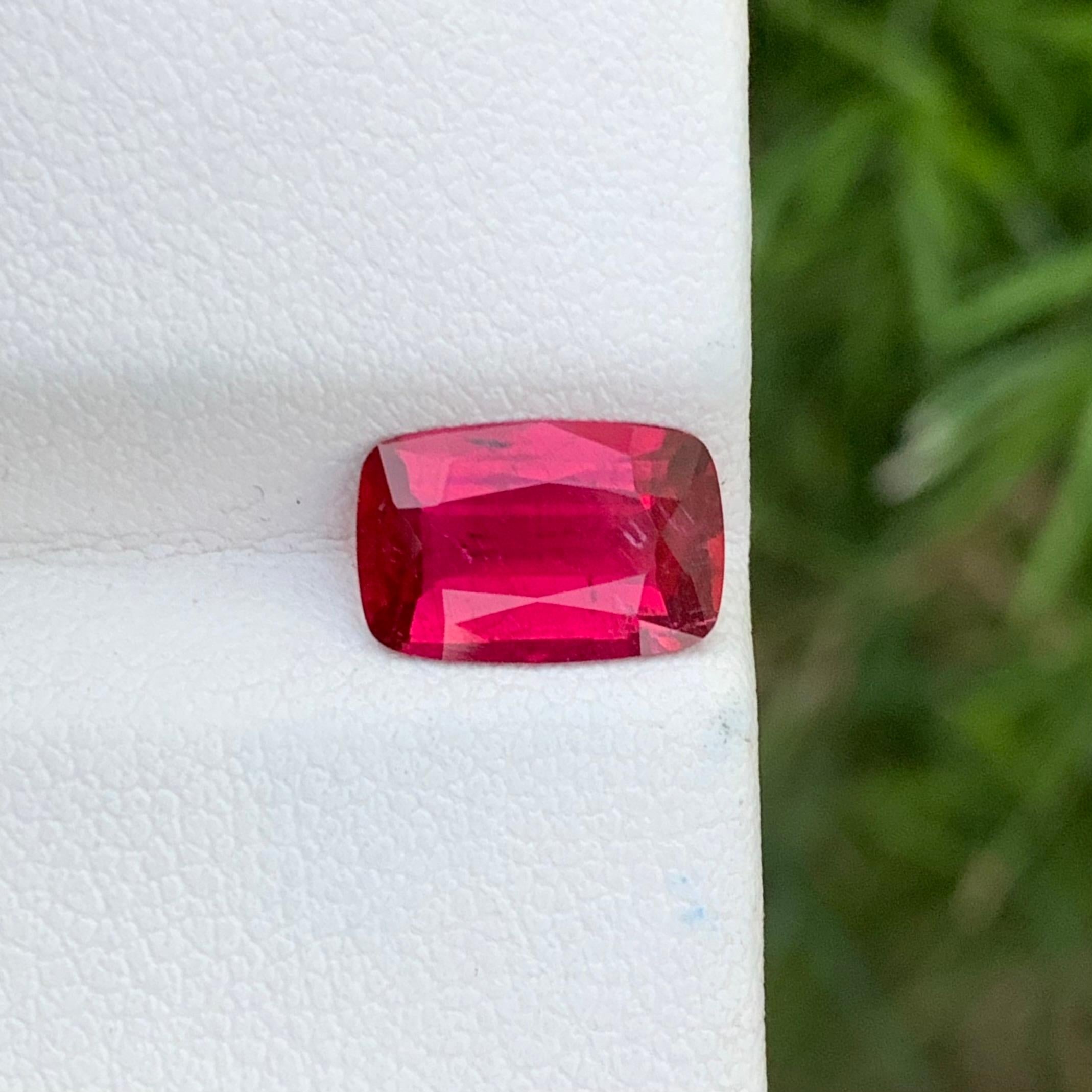 Tourmaline rouge rubellite naturelle en forme de coussin ovale de 1,75 carat  en vente 1