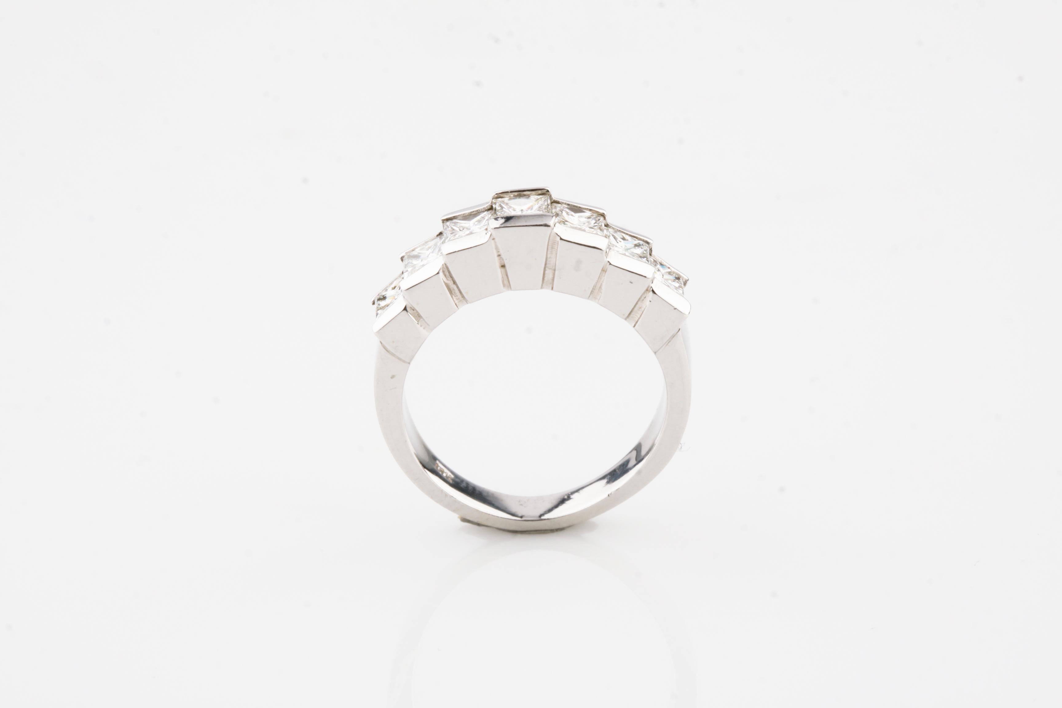 Ring Größe 5.5
Durchschnittliche Farbe - G
Durchschnittliche Klarheit - VS
Diamanten im Prinzessinnenschliff 
Ungefähr 1,75 Karat Gesamtgewicht
Gesamtmasse = 5,5 Gramm