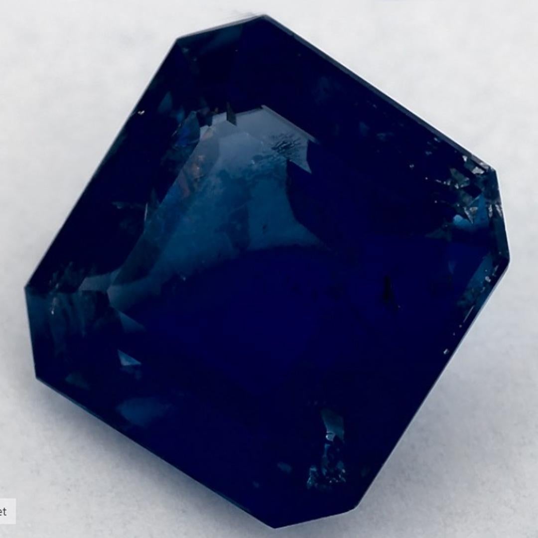 Este zafiro azul natural ofrece elegancia y sofisticación. Con su rica saturación de color y su corte preciso, es la pieza central perfecta para un anillo de compromiso o un diseño de joyería de lujo.

Este zafiro es originario de Sri Lanka
