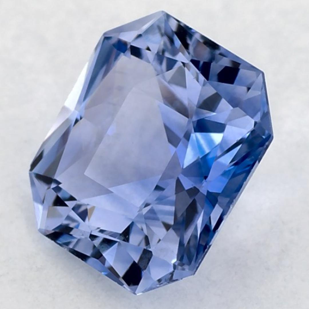Questo zaffiro blu naturale offre eleganza e raffinatezza. Con la sua ricca saturazione del colore e il taglio preciso, è il centro perfetto per un anello di fidanzamento o un design di gioielli di lusso.

Questo zaffiro proviene dallo Sri Lanka