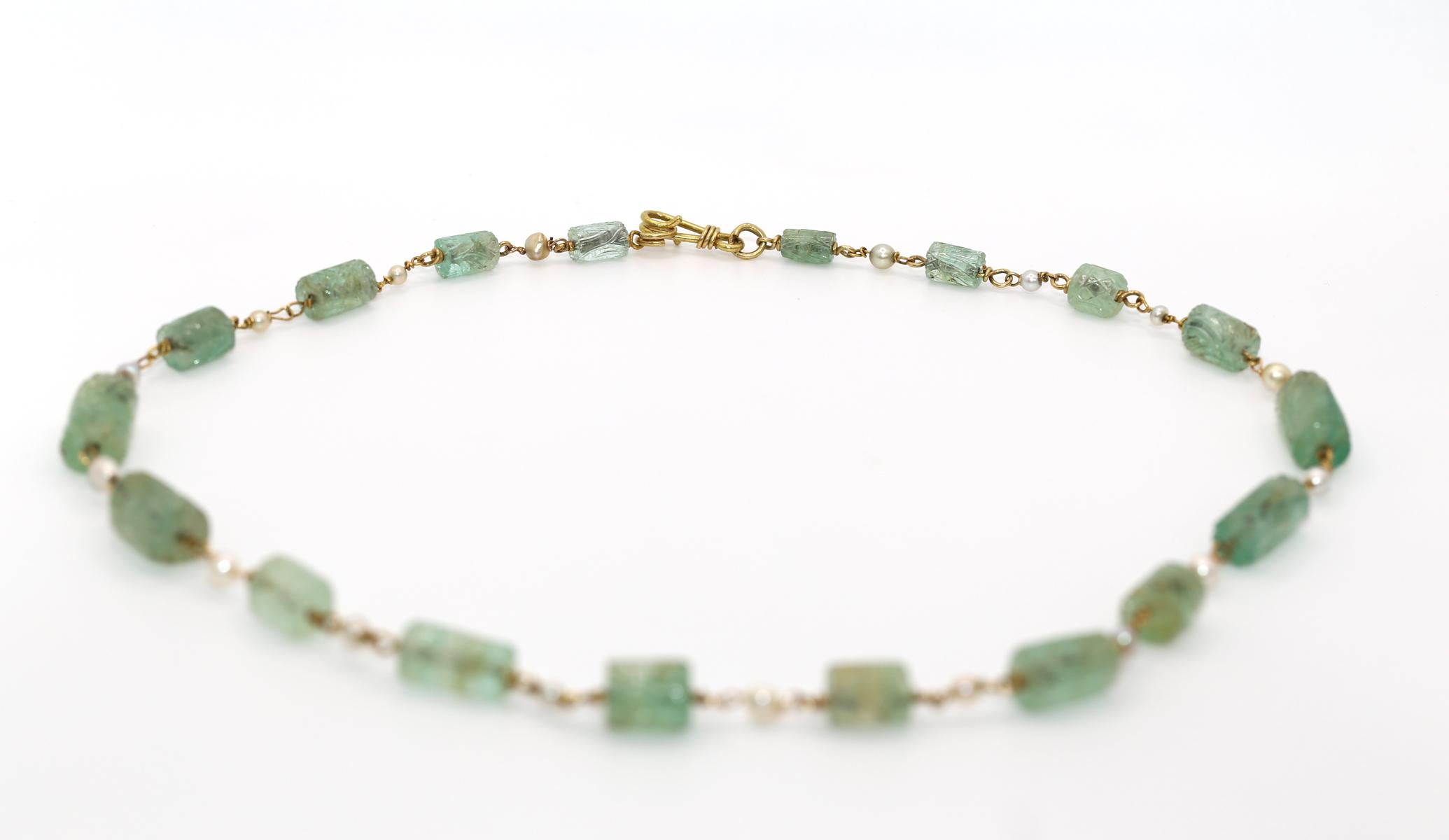 Collier de 175 ct d'émeraudes naturelles de Colombie sculptées et de perles, 1900 en vente 5