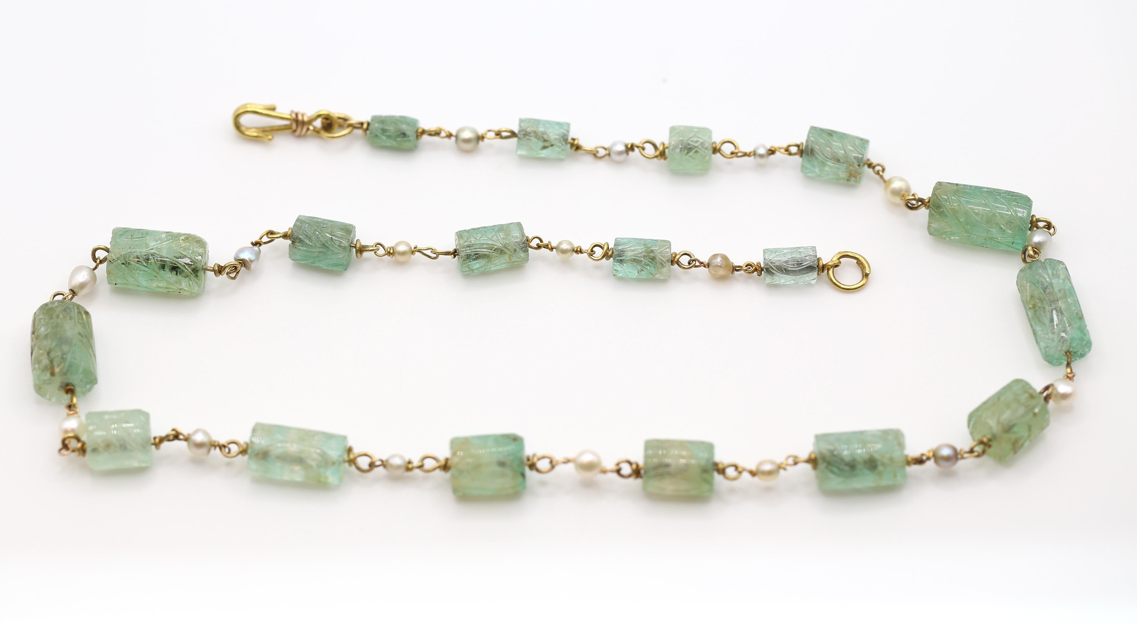 Collier de 175 ct d'émeraudes naturelles de Colombie sculptées et de perles, 1900 en vente 10