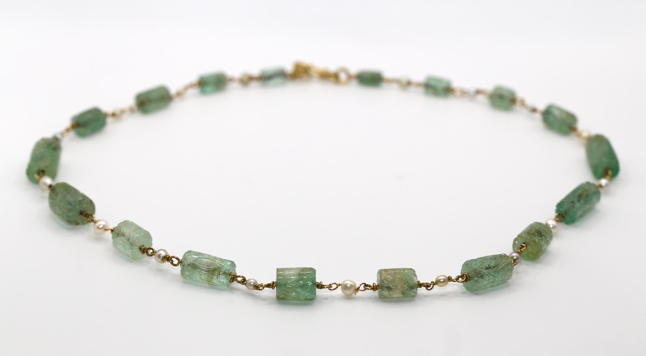 Collier de 175 ct d'émeraude colombienne sculptée et de perles naturelles en or 18 carats, vers 1900
Vue d'ensemble
 Un collier antique exceptionnel mettant en valeur un total d'environ 175 carats d'émeraudes naturelles colombiennes taillées à la