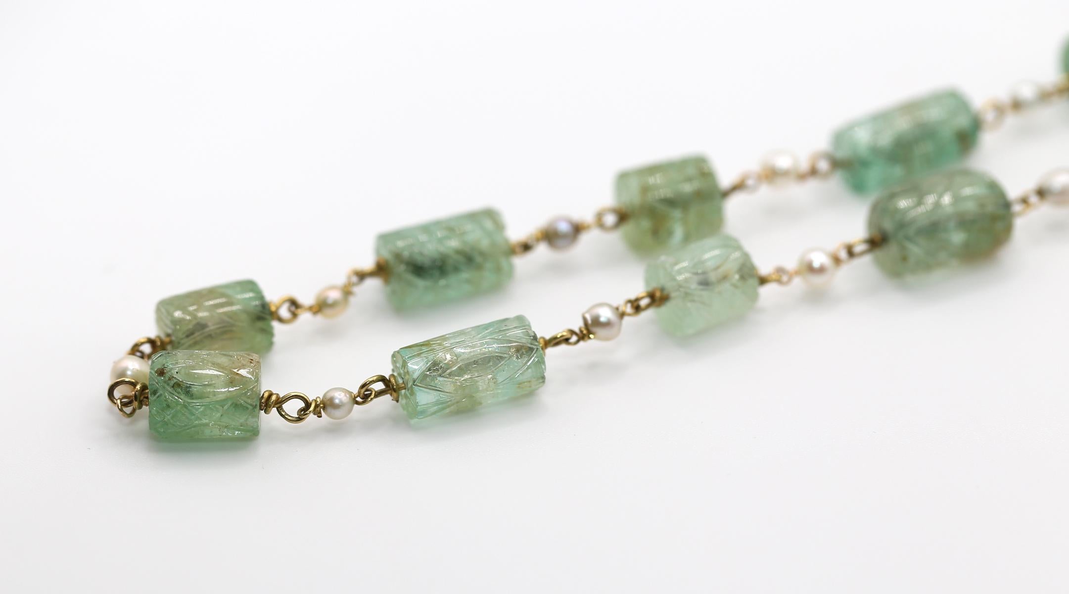 Collier de 175 ct d'émeraudes naturelles de Colombie sculptées et de perles, 1900 Bon état - En vente à Herzelia, Tel Aviv