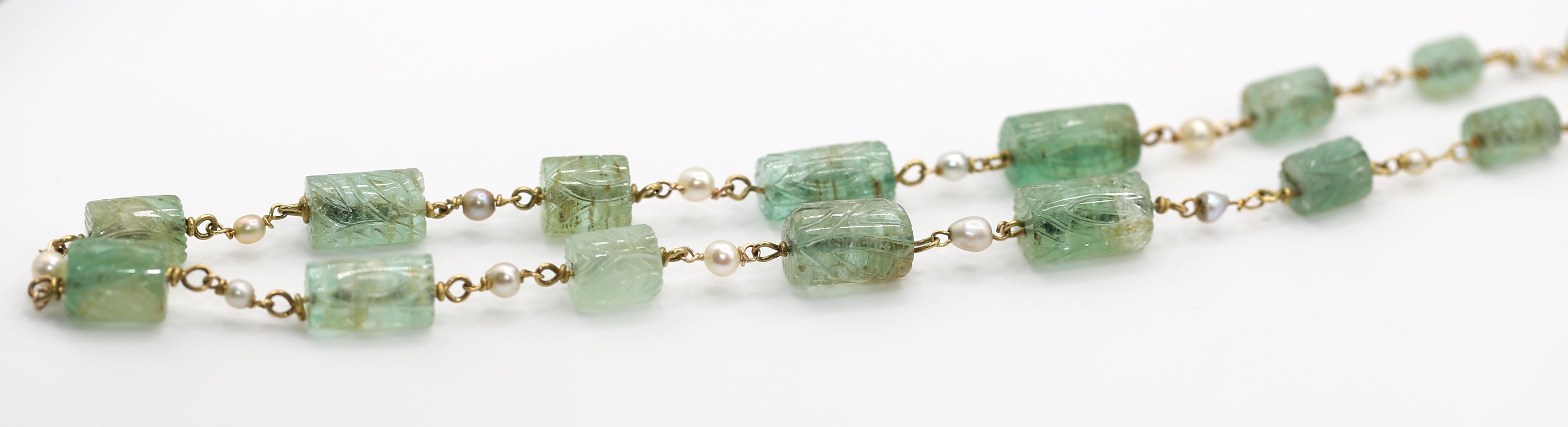 Collier de 175 ct d'émeraudes naturelles de Colombie sculptées et de perles, 1900 Unisexe en vente