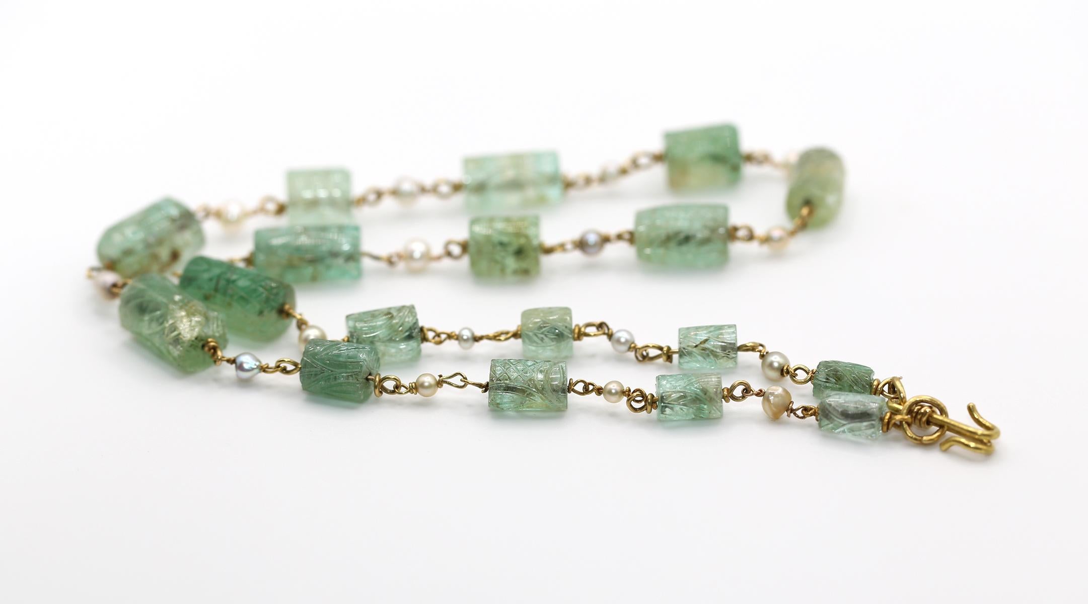 Collier de 175 ct d'émeraudes naturelles de Colombie sculptées et de perles, 1900 en vente 1