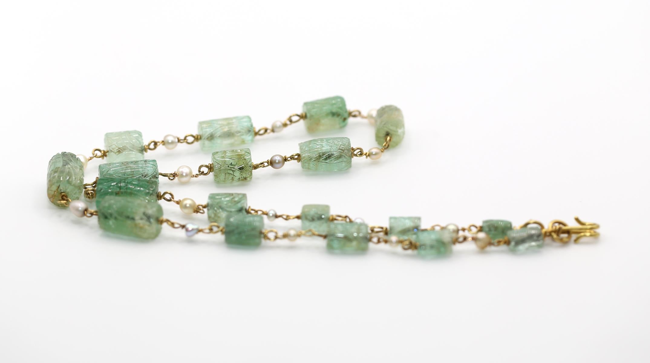 Collier de 175 ct d'émeraudes naturelles de Colombie sculptées et de perles, 1900 en vente 3
