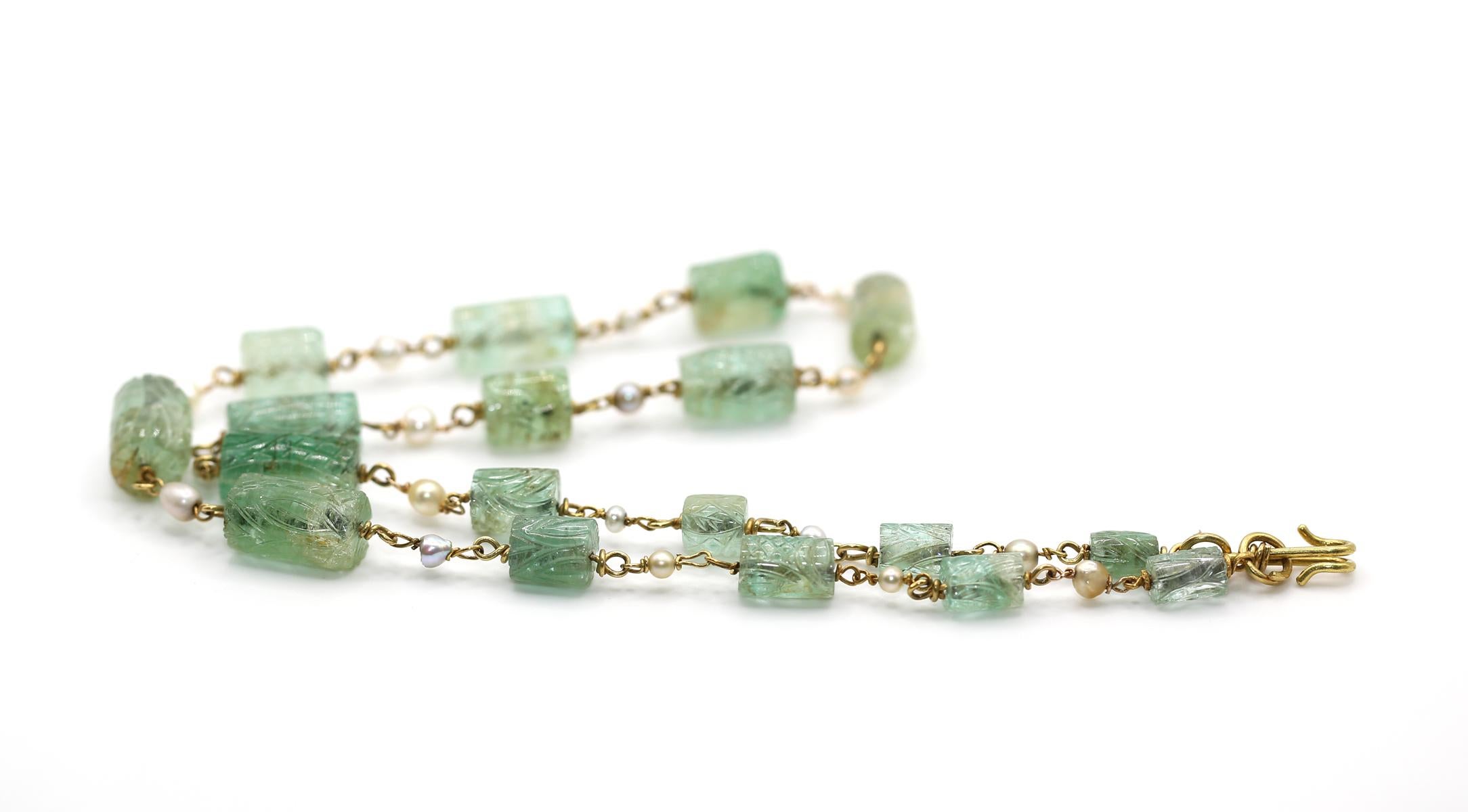 Collier de 175 ct d'émeraudes naturelles de Colombie sculptées et de perles, 1900 en vente 4