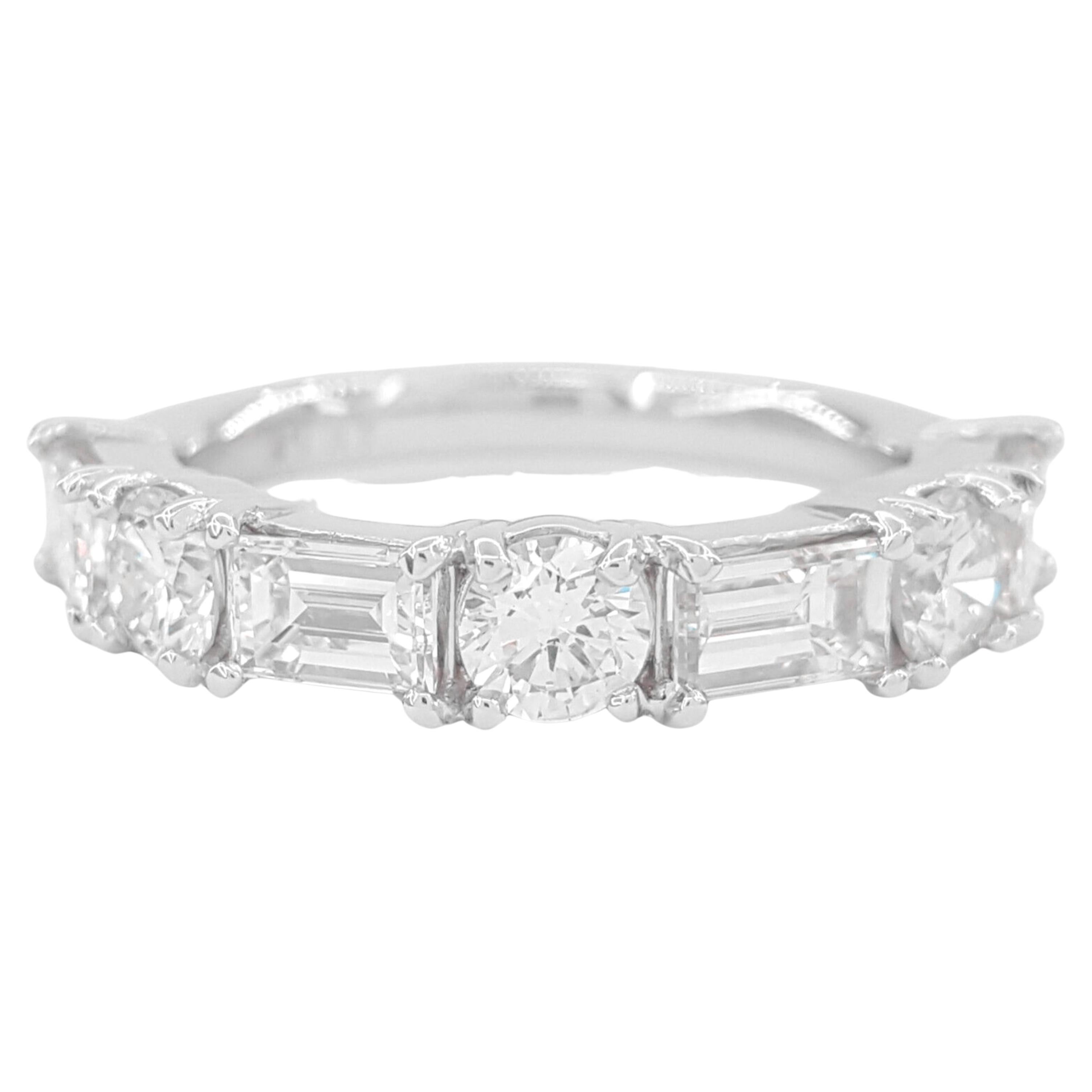1,75 ct Gesamtgewicht Runder Brillant & Baguetteschliff Diamant Ehering / Jubiläumsring
Feiern Sie Ihre Liebe mit diesem exquisiten 1,75 ct Gesamtgewicht Rundbrillant & Baguetteschliff Diamant Ehering / Jubiläumsring, sorgfältig bis zur Perfektion