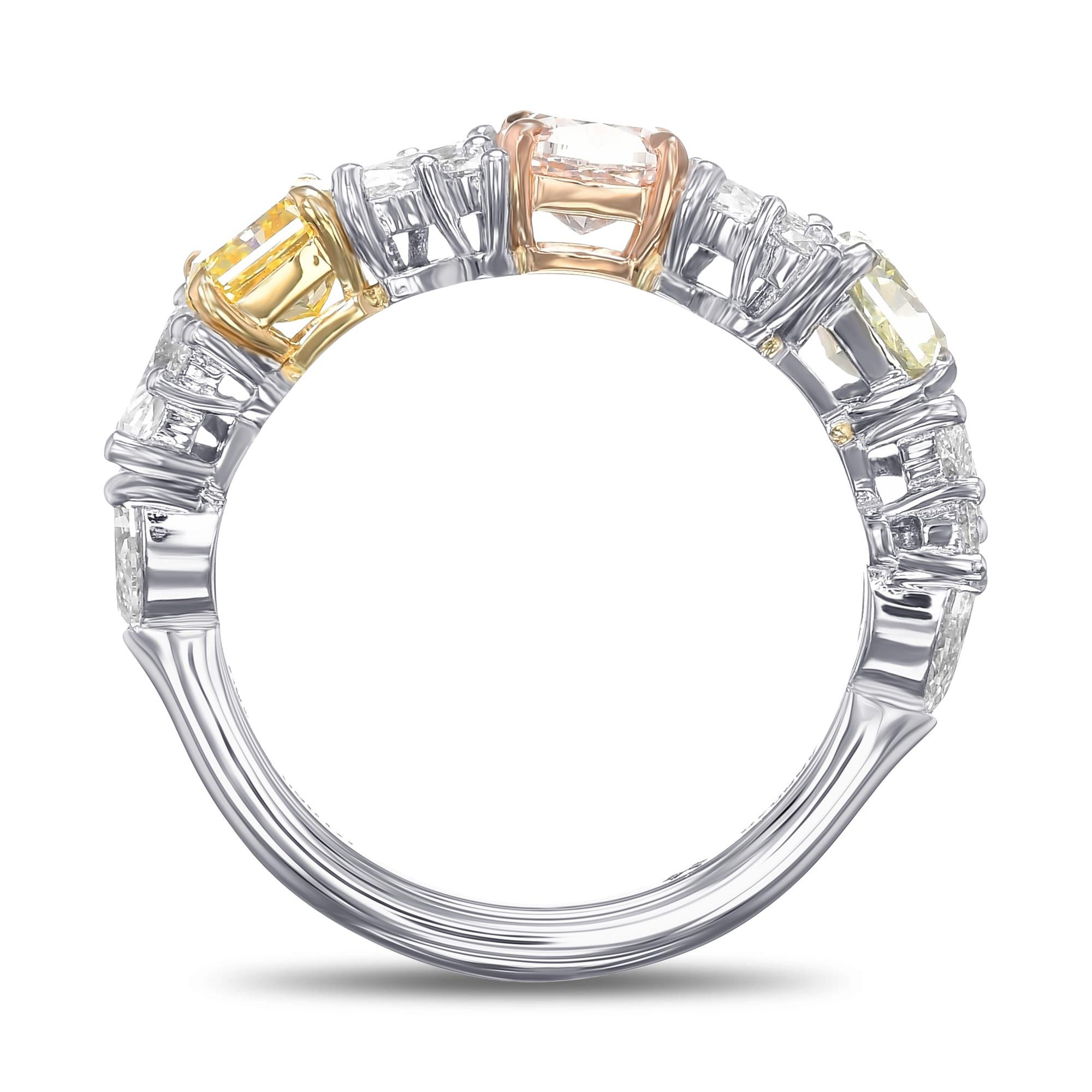 Ispirato alla natura, questo bellissimo anello è caratterizzato da diamanti gialli, verdi e marroni a forma di cuscino e radiante, dal design asimmetrico e certificati da GIA (5146976598, 2185631828, 7288195884). Questi diamanti sono accentati da