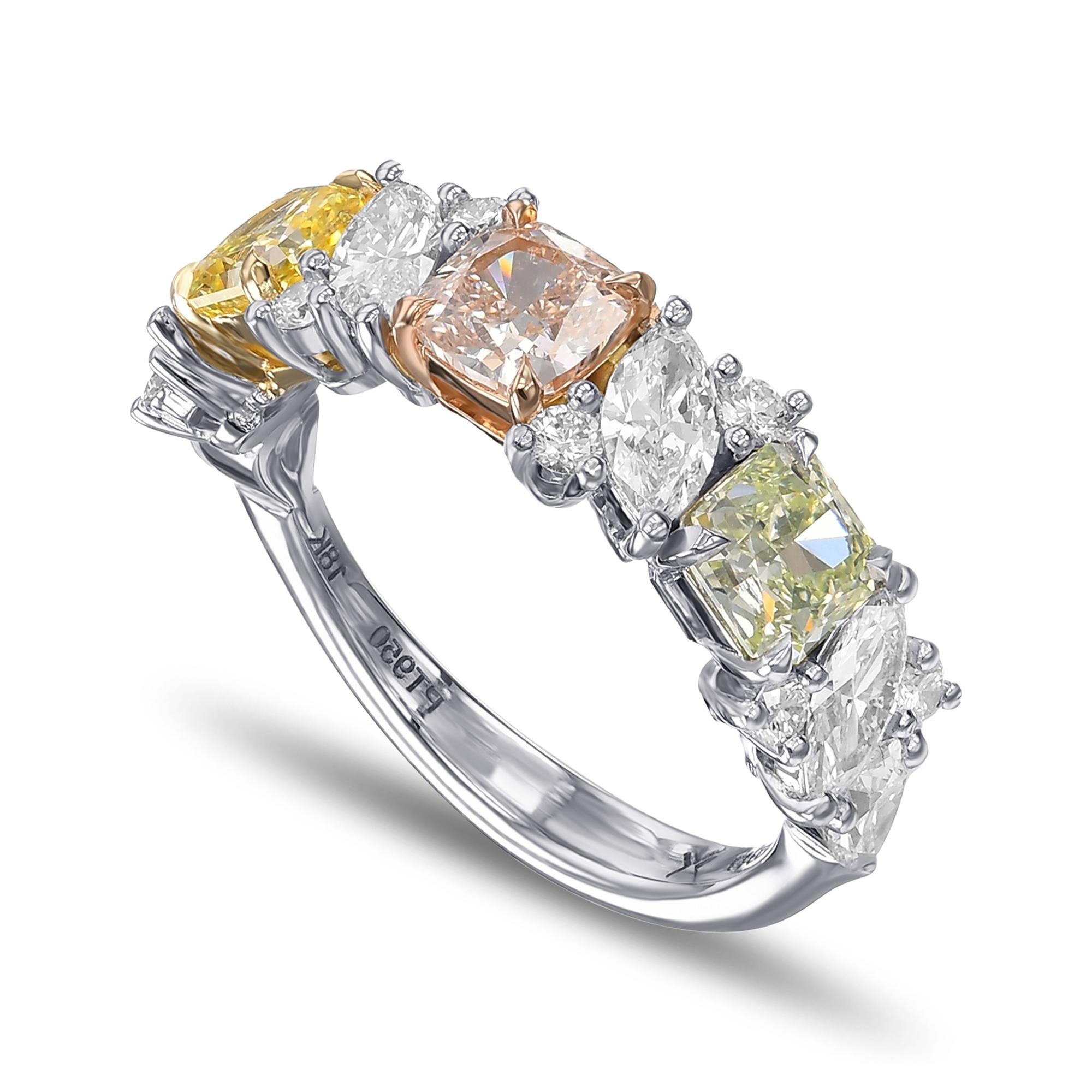 Moderno Anello con cluster di diamanti straordinari multicolore da 1,75 carati certificato GIA di CS in vendita