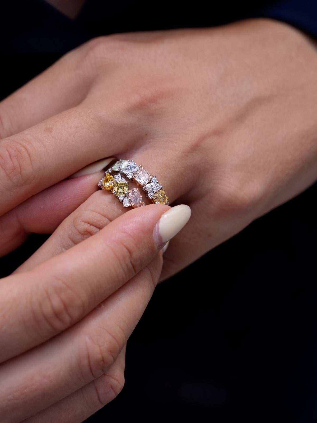 Anello con cluster di diamanti straordinari multicolore da 1,75 carati certificato GIA di CS In condizioni Nuovo in vendita a New York, NY
