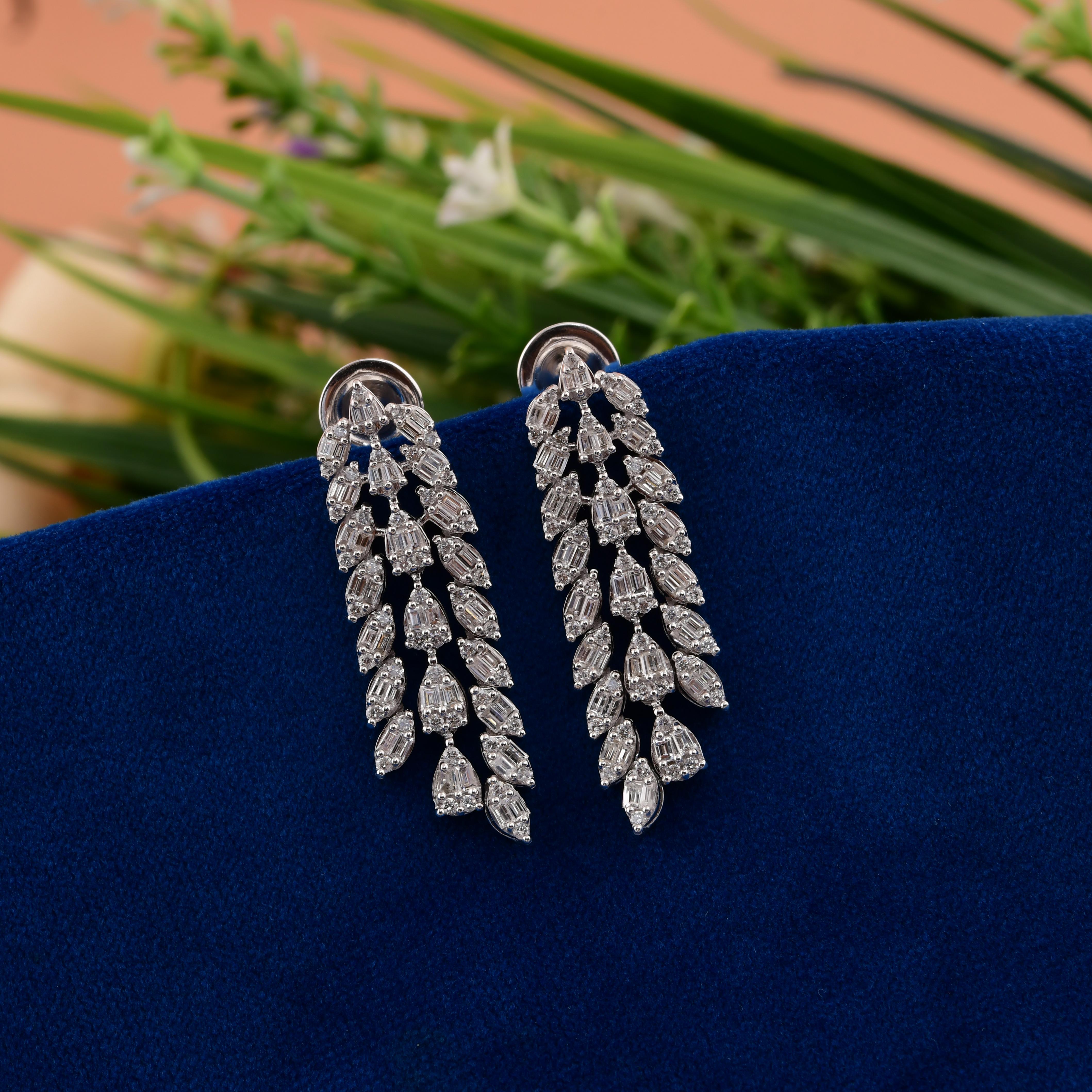 Moderne 1.75 CTW SI/HI Diamond Dangle Drop Ears for Her 14 Karat White Gold en vente