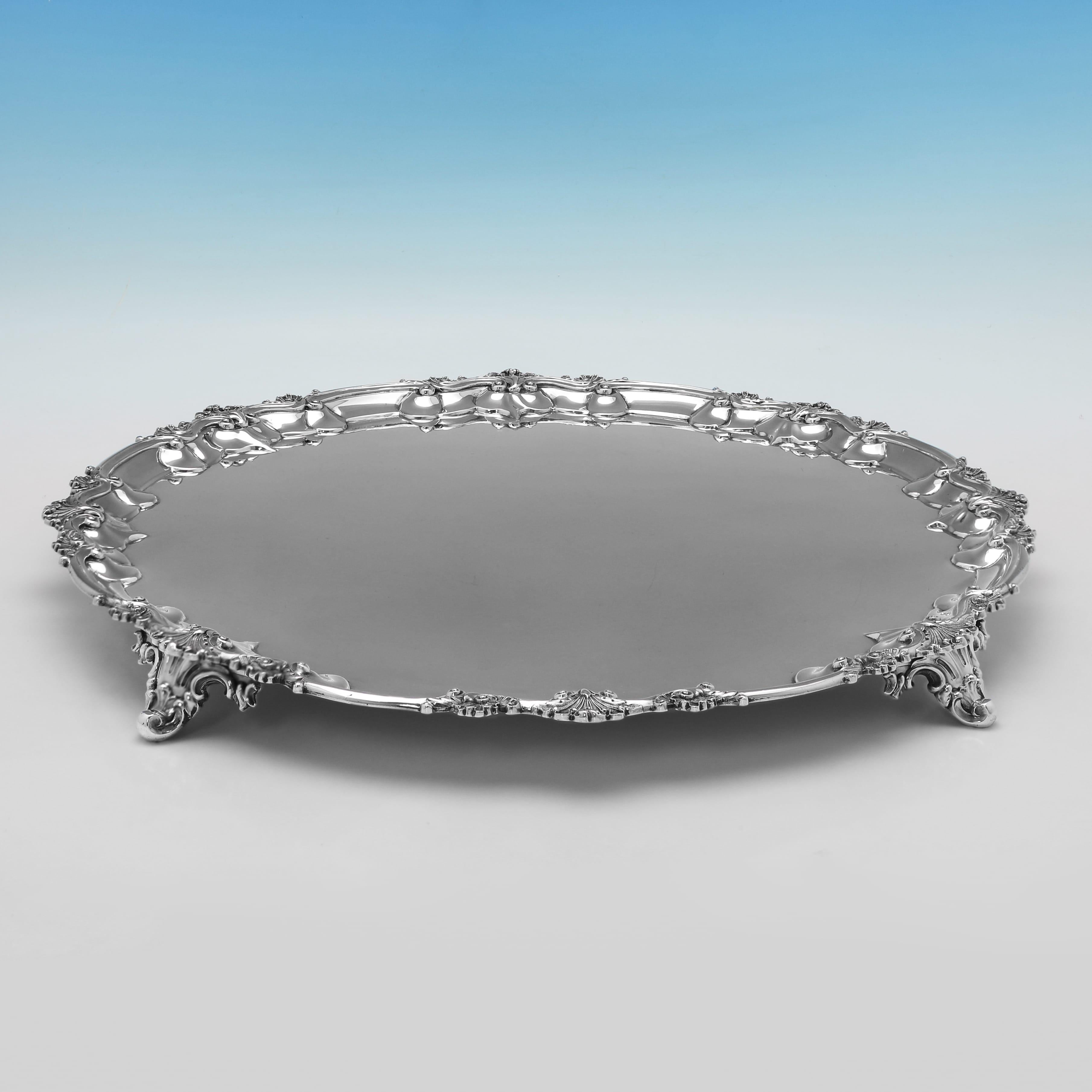 Poinçonné à Londres en 1839 par Robert Hennell III, ce joli saloir ancien en argent sterling de l'époque victorienne est orné d'une bordure en forme de volute et de coquillage, et de pieds en volute ornés. Le saloir mesure 4 cm de haut, 44,5 cm de